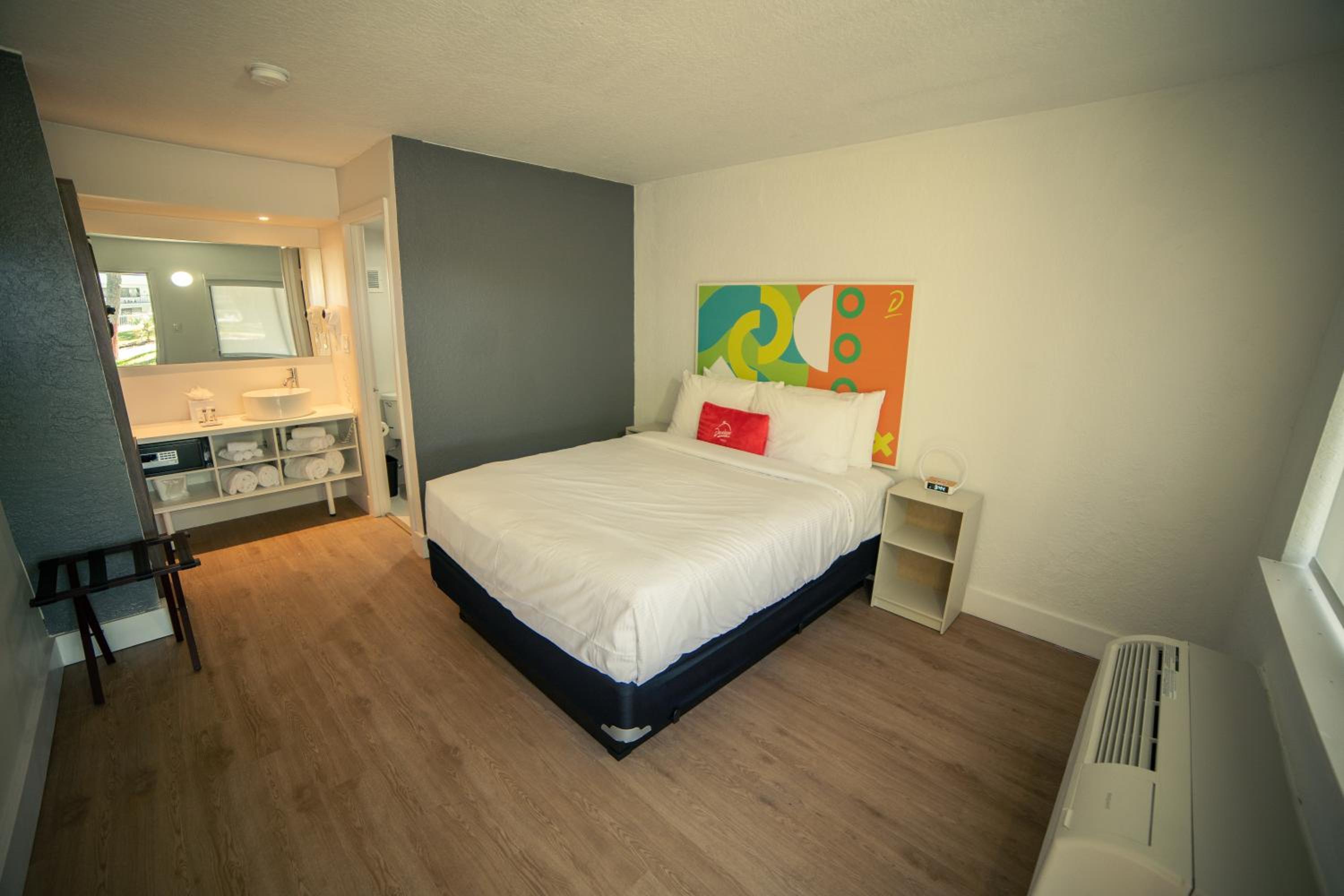 Queen Room - Non-Smoking photo 3