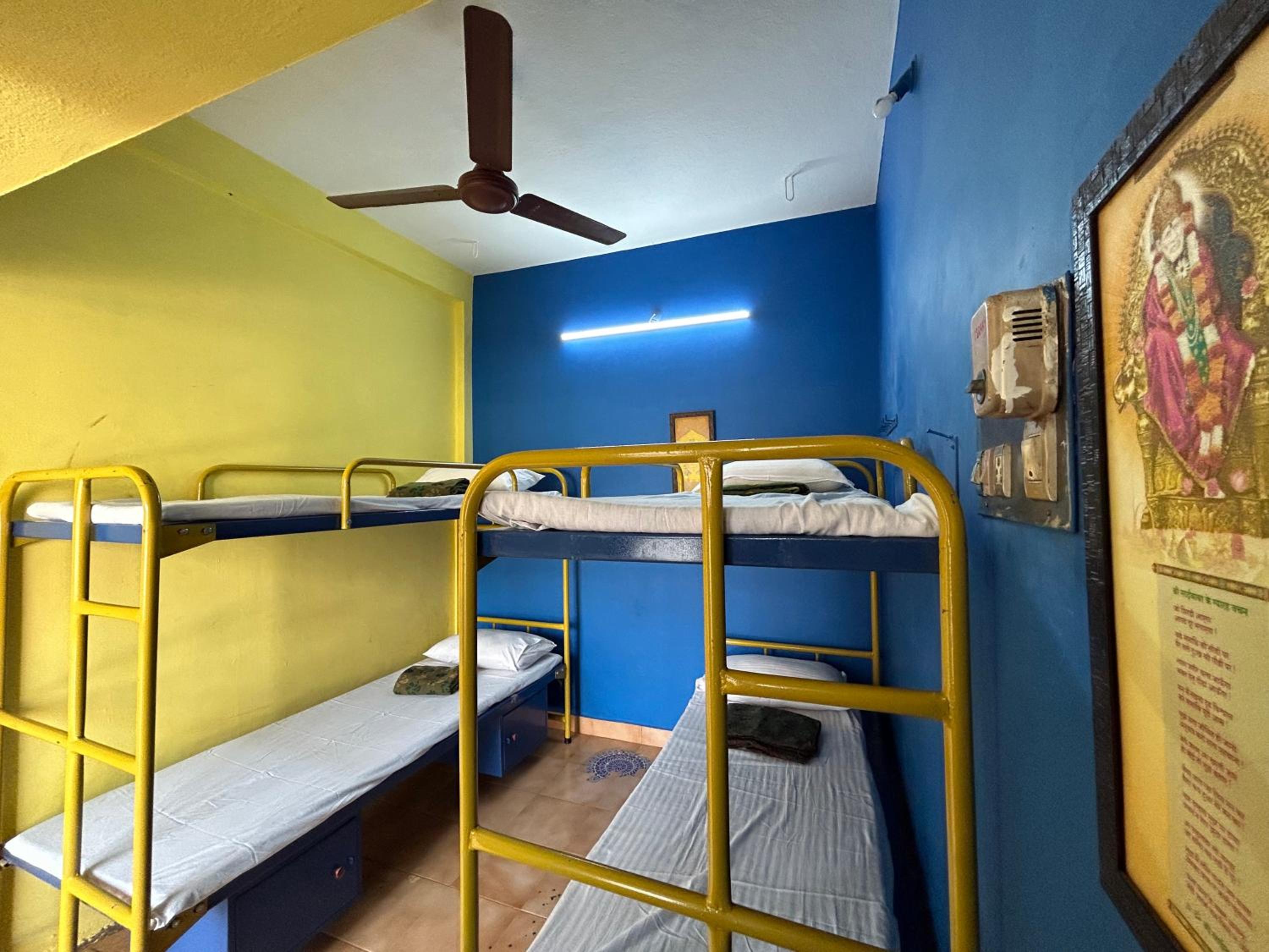 Economy Quadruple Room With Shared Bathroom photo 3