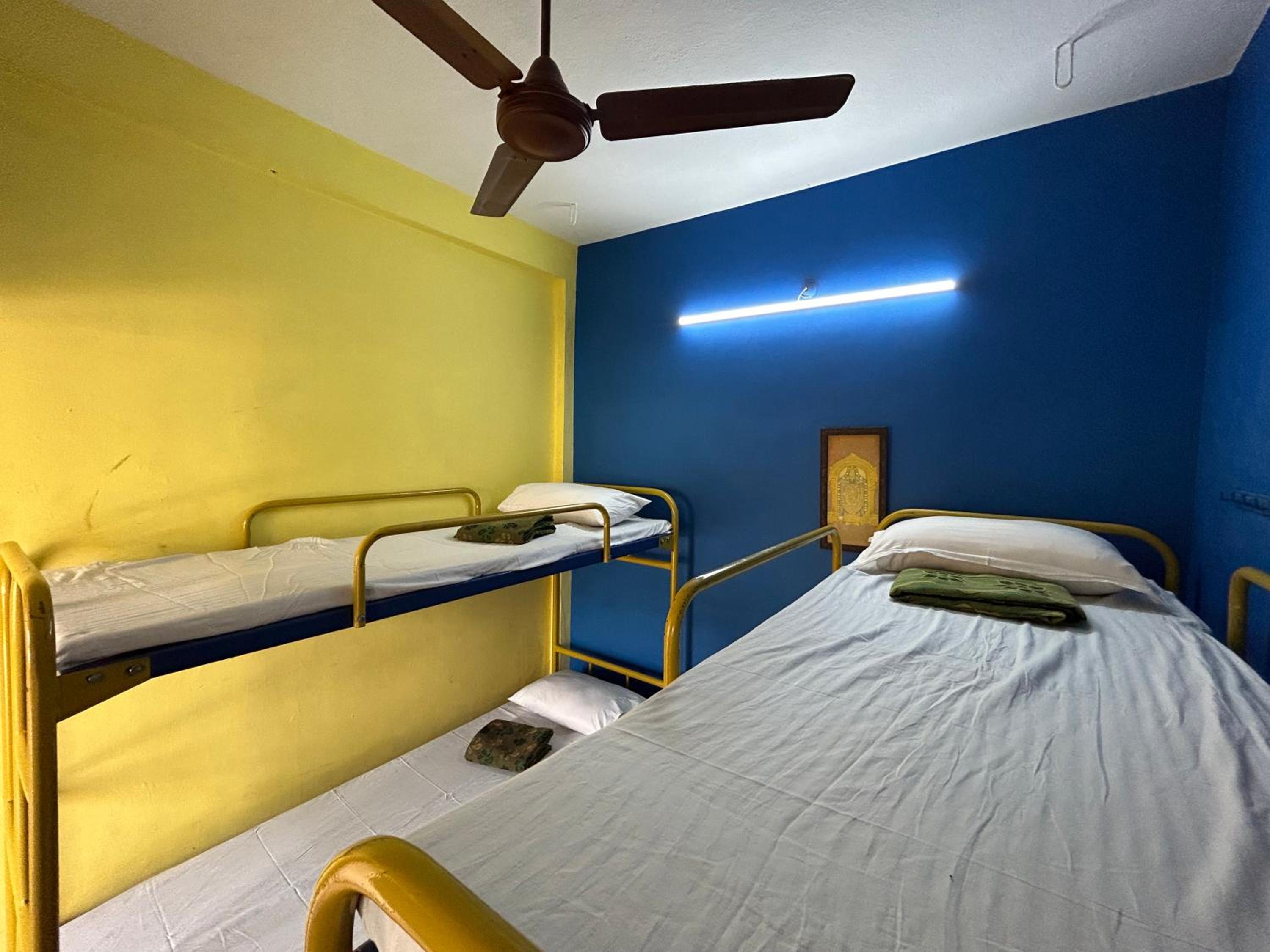 Economy Quadruple Room With Shared Bathroom photo 2