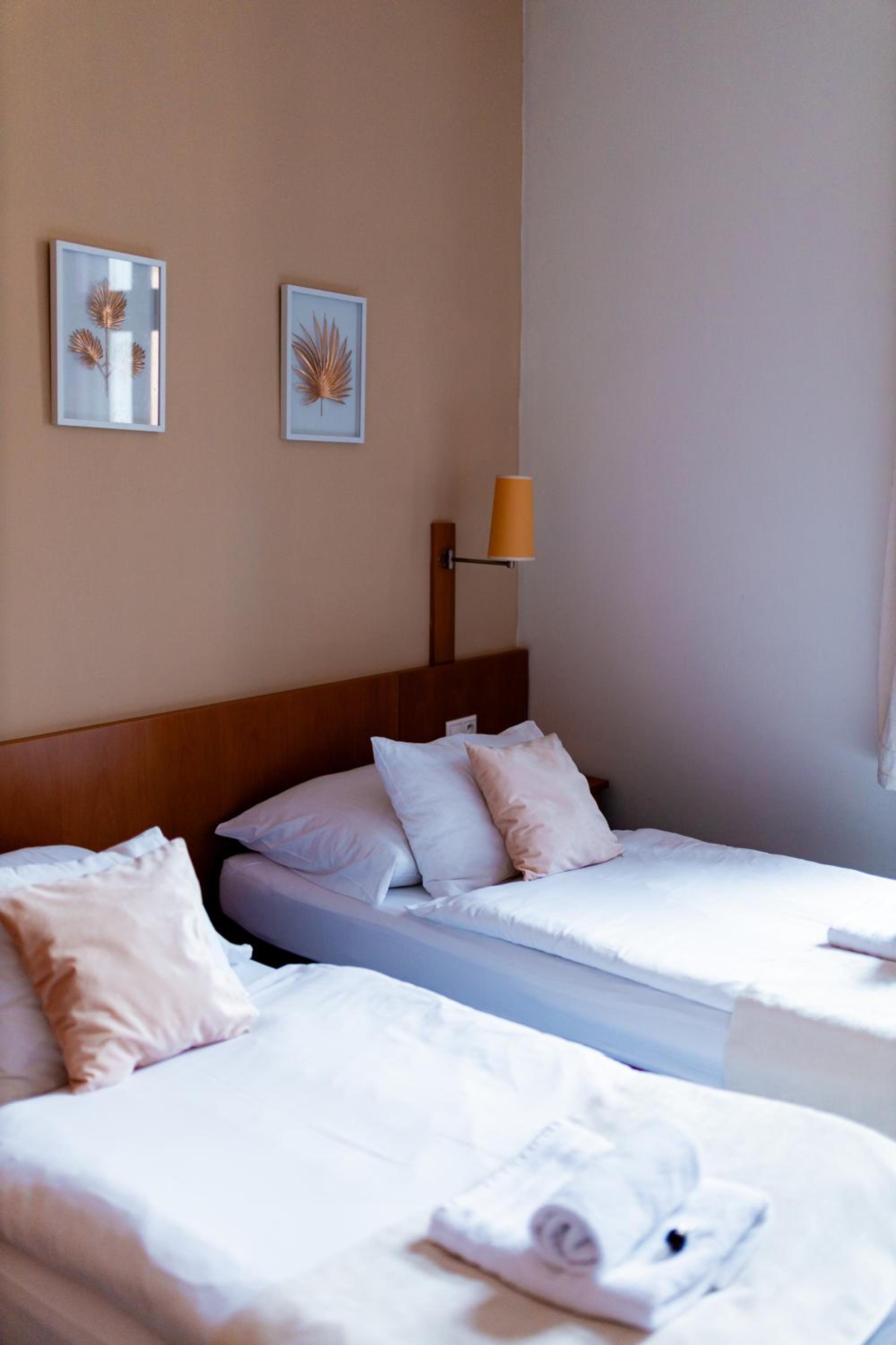 Standard Double or Twin Room - Photo 5