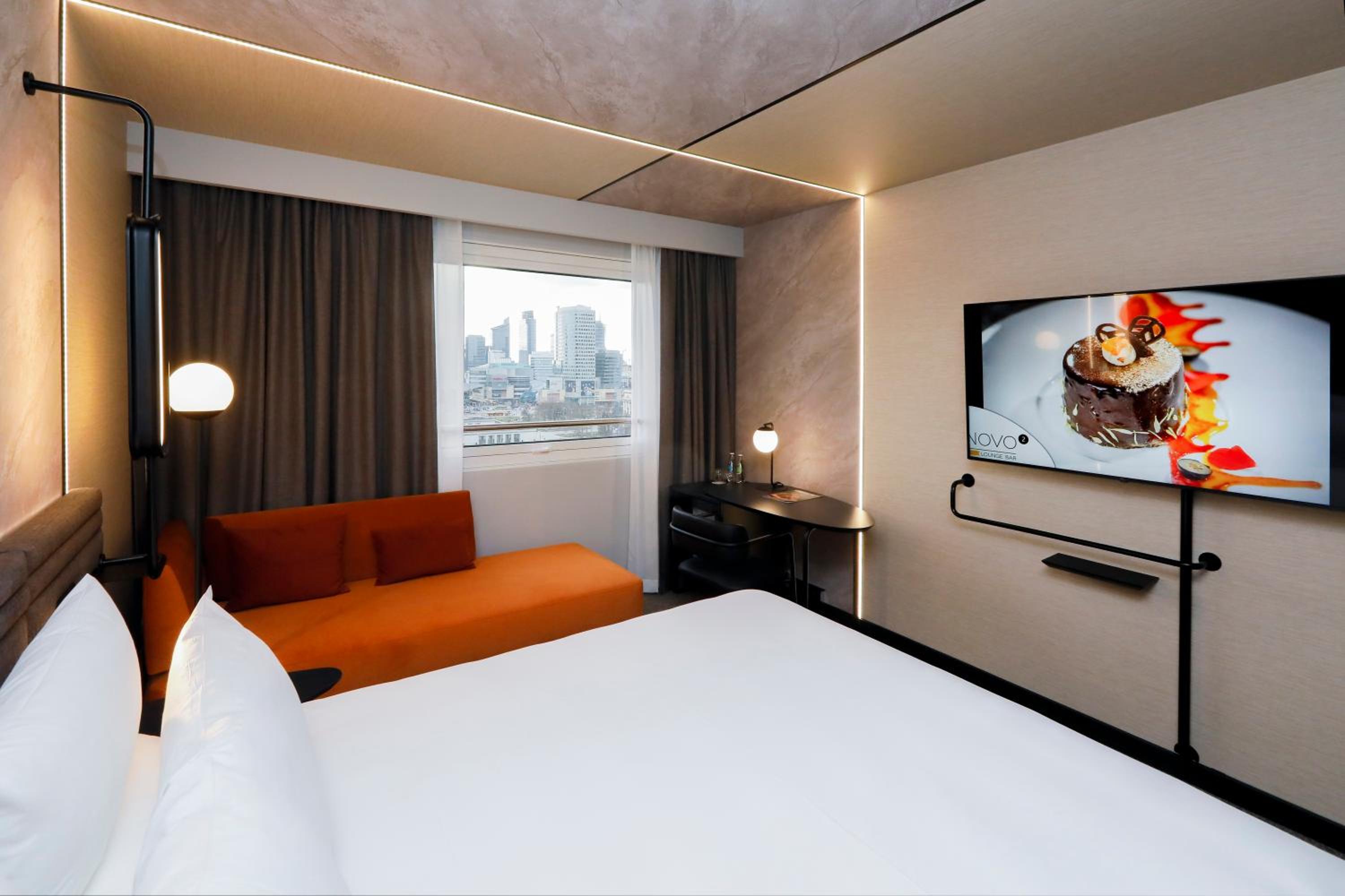 Superior Room with One Double Bed and One Single Bed - Photo 6