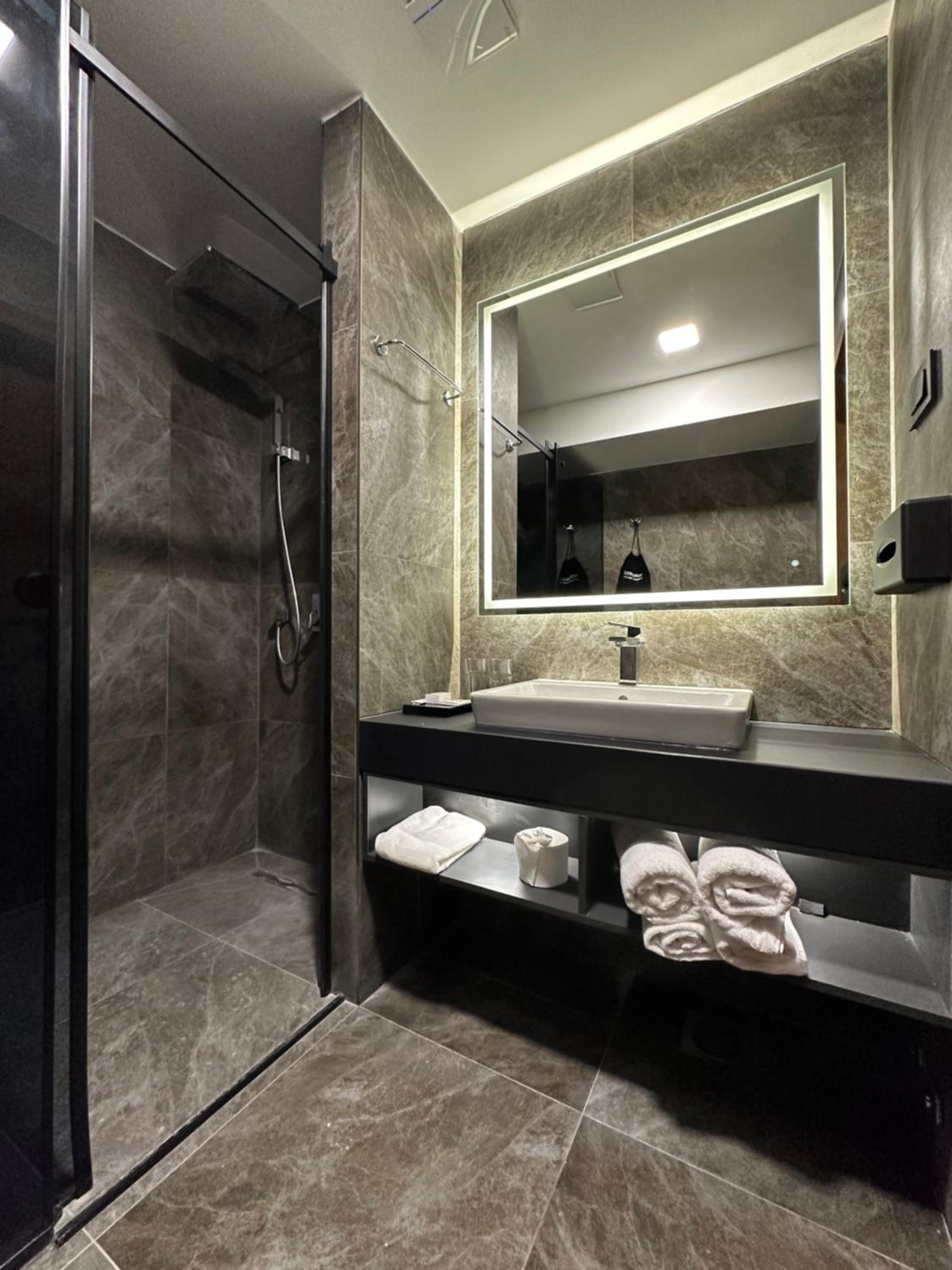 Business Double Room with Balcony - Photo 2