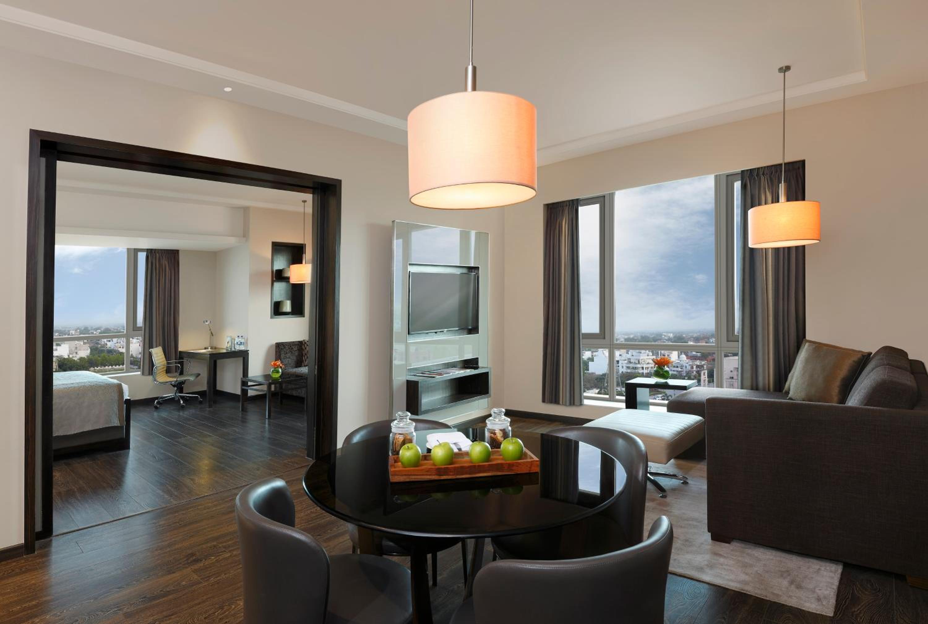 Deluxe Suite | Unlimited imported liquor at the Premium Lounge (6–8 pm), tea/coffee from 10 am–10 pm, a 30-minute spa, one-way airport transfer, 20% off on F&B, Laundry and Transport