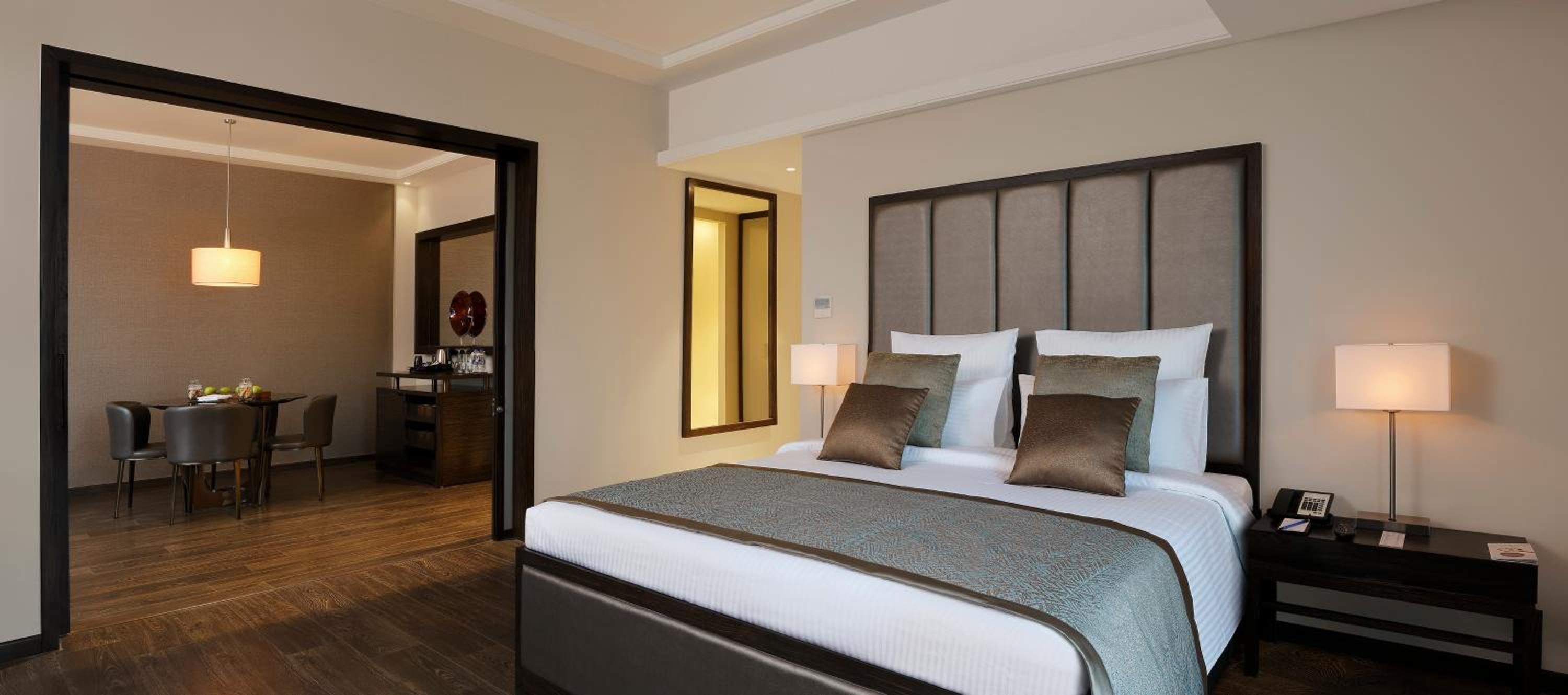 Deluxe Suite | Unlimited imported liquor at the Premium Lounge (6–8 pm), tea/coffee from 10 am–10 pm, a 30-minute spa, one-way airport transfer, 20% off on F&B, Laundry and Transport