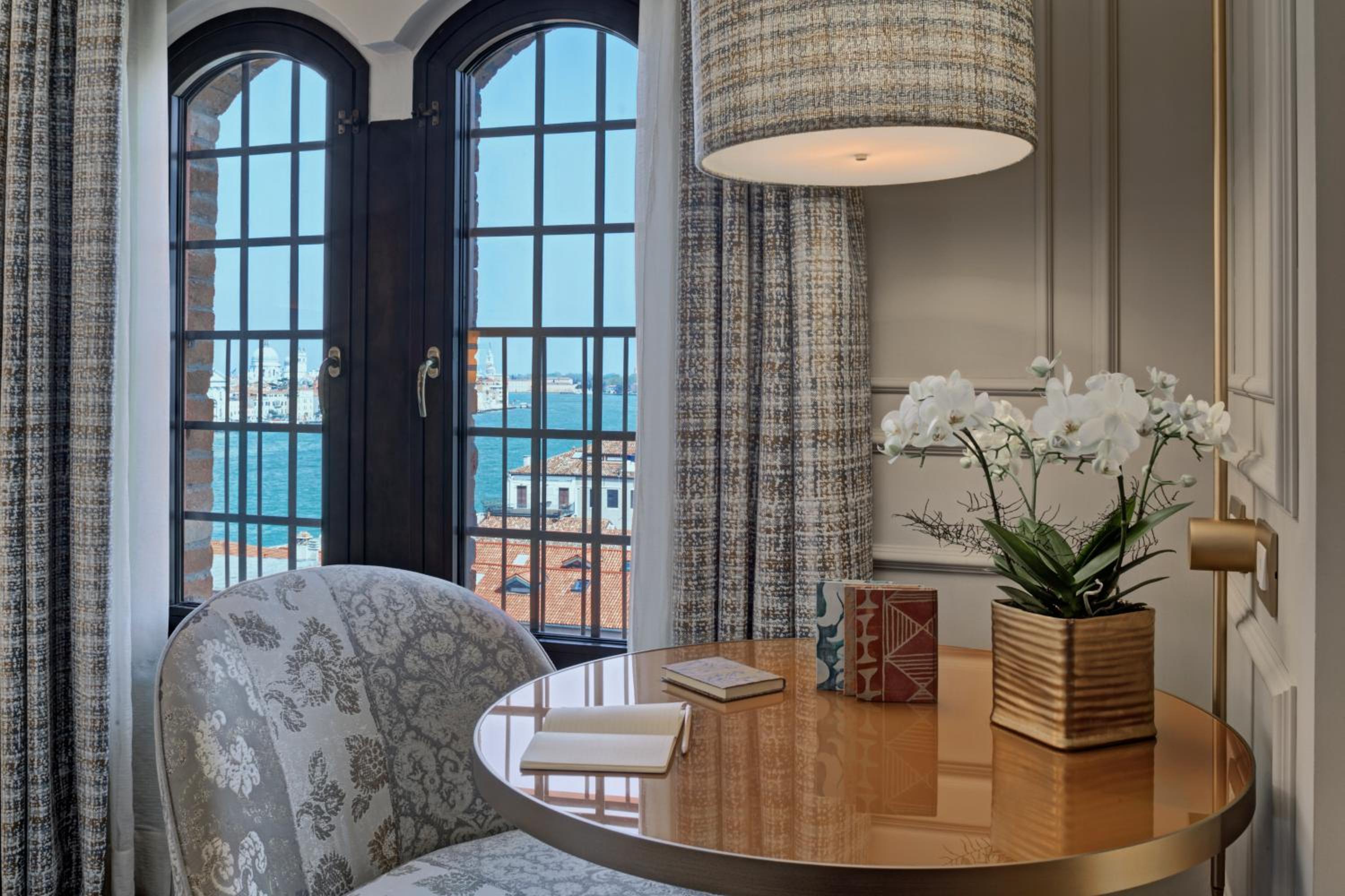 Executive Twin Room with City View thumbnail 5