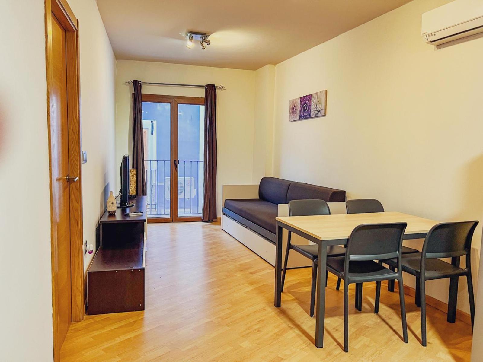 One-Bedroom Apartment with Balcony (2 Adults) - Photo 4