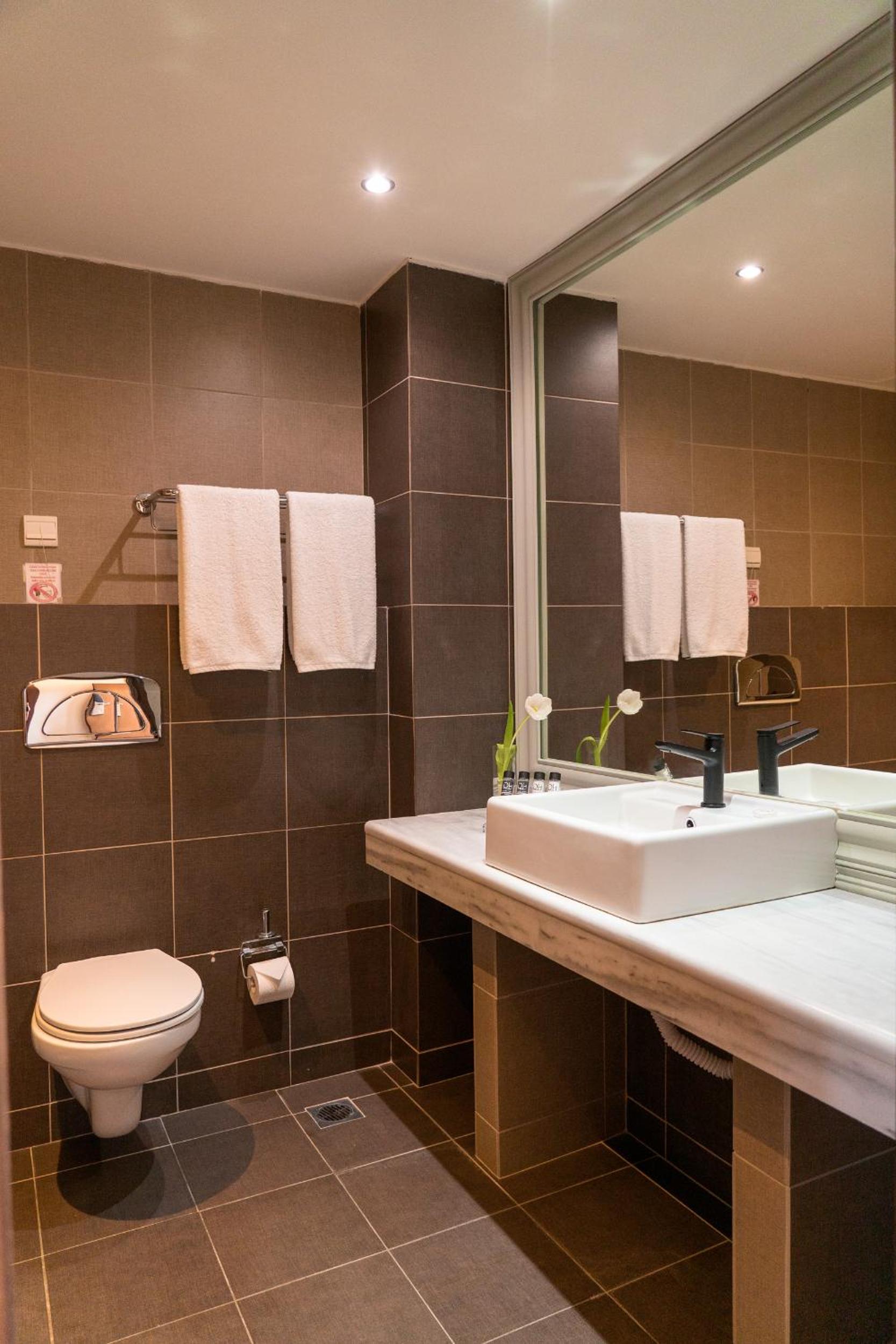 Double Or Twin Room With Partial Sea View photo 2