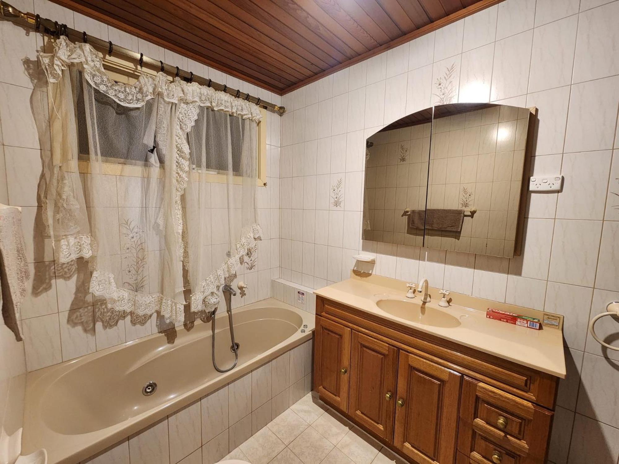 Four-Bedroom House photo 2
