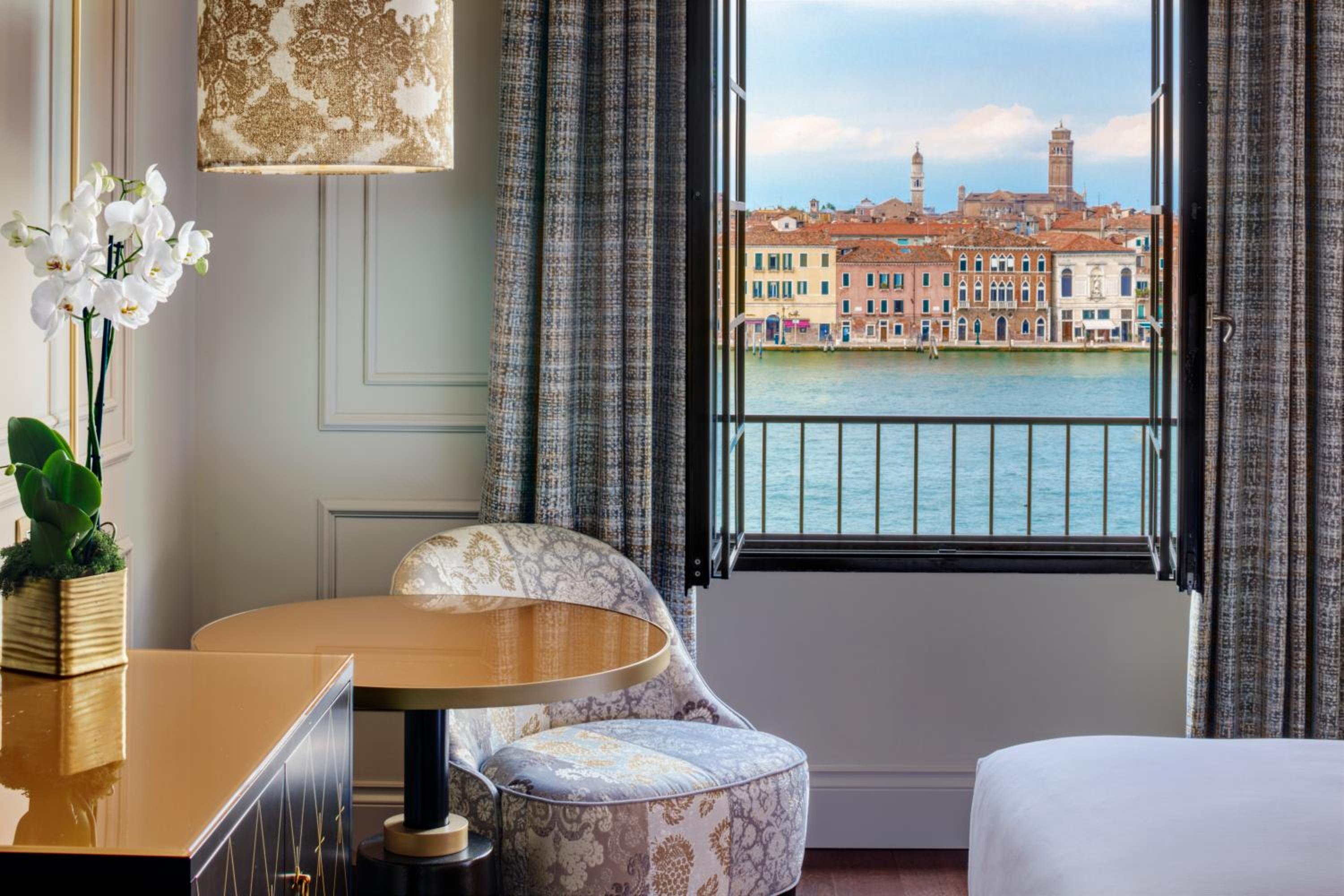 Executive King Room with View thumbnail 6