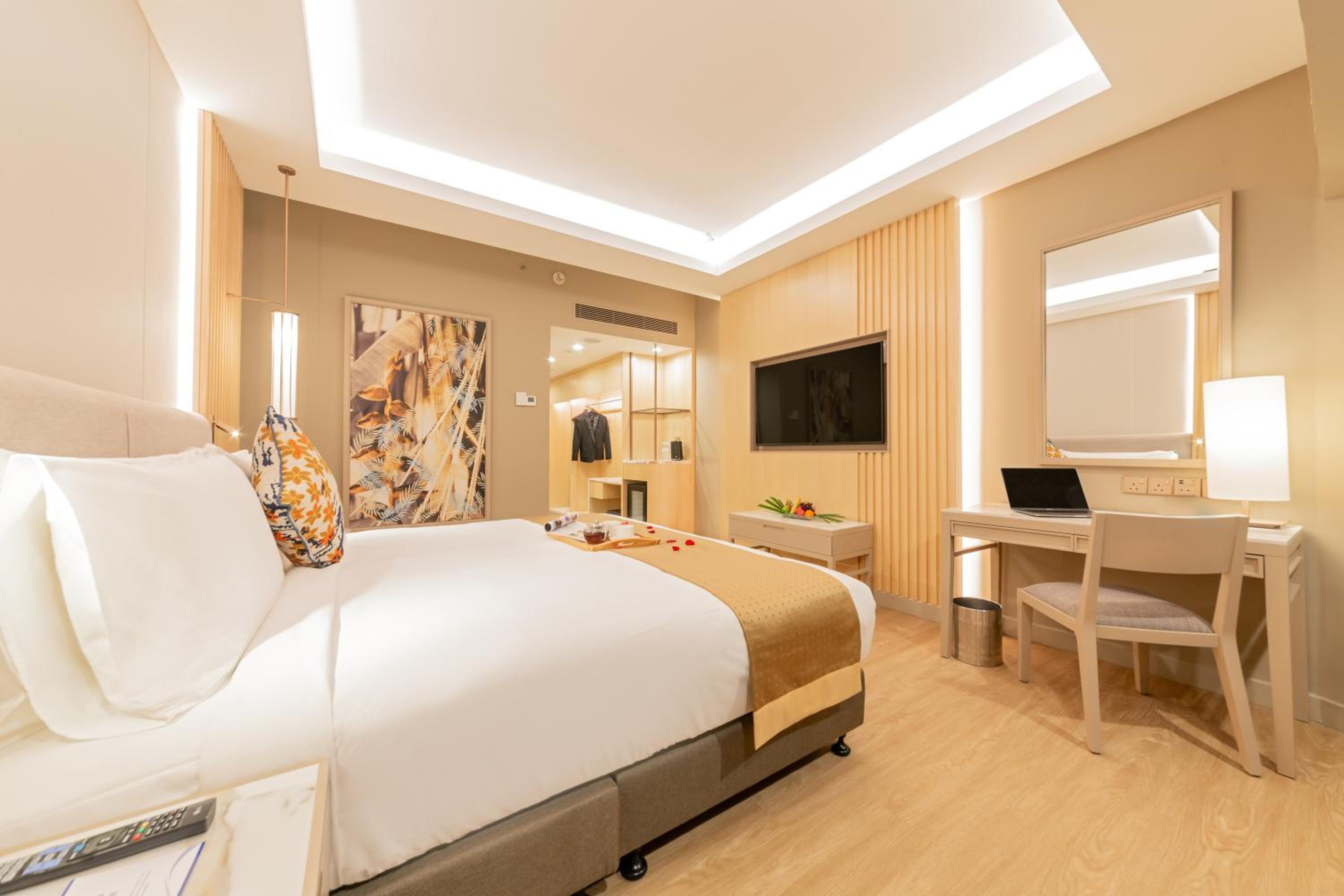 Deluxe King Room - Photo 2