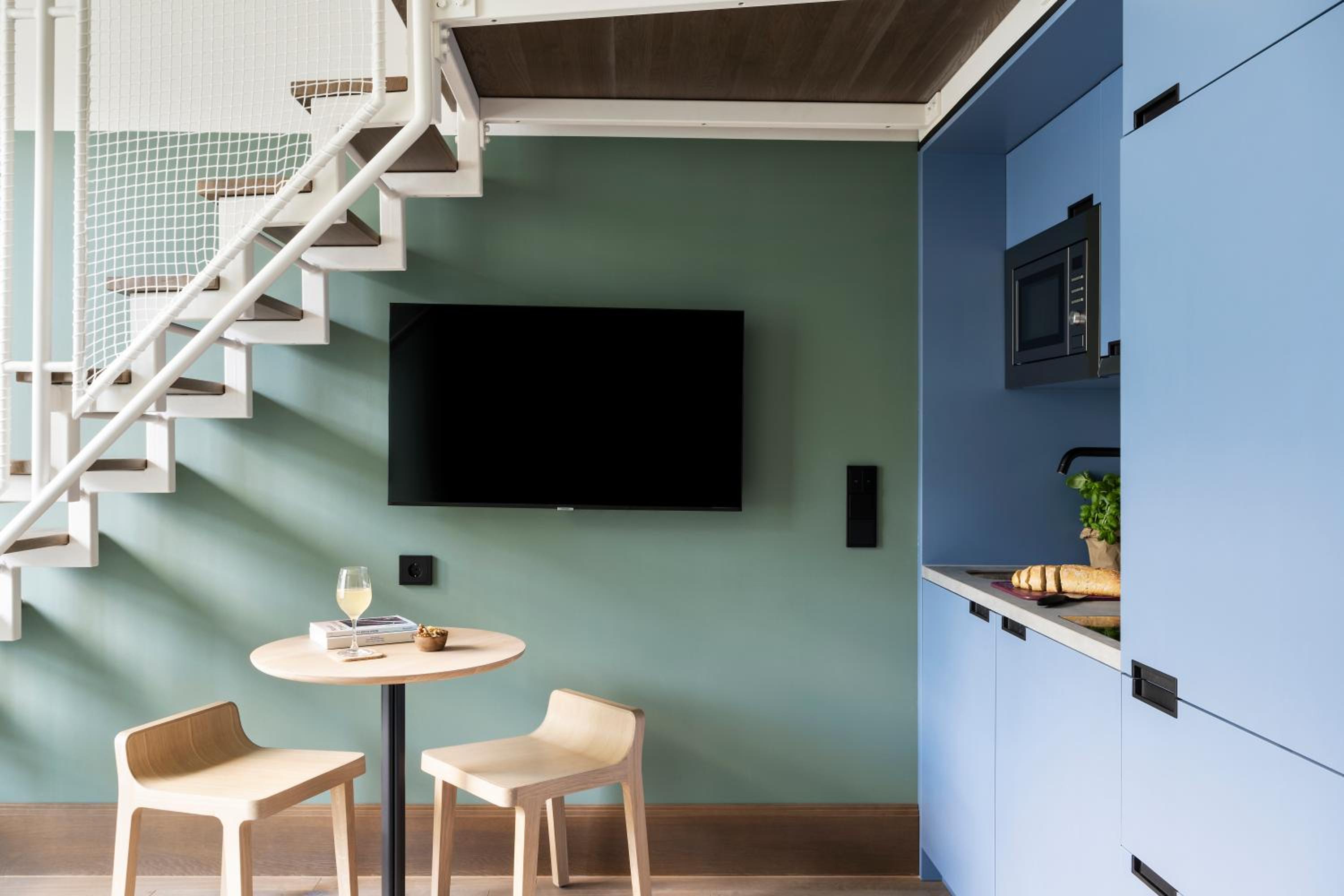 Elevated Loft Family Apartment - Photo 5