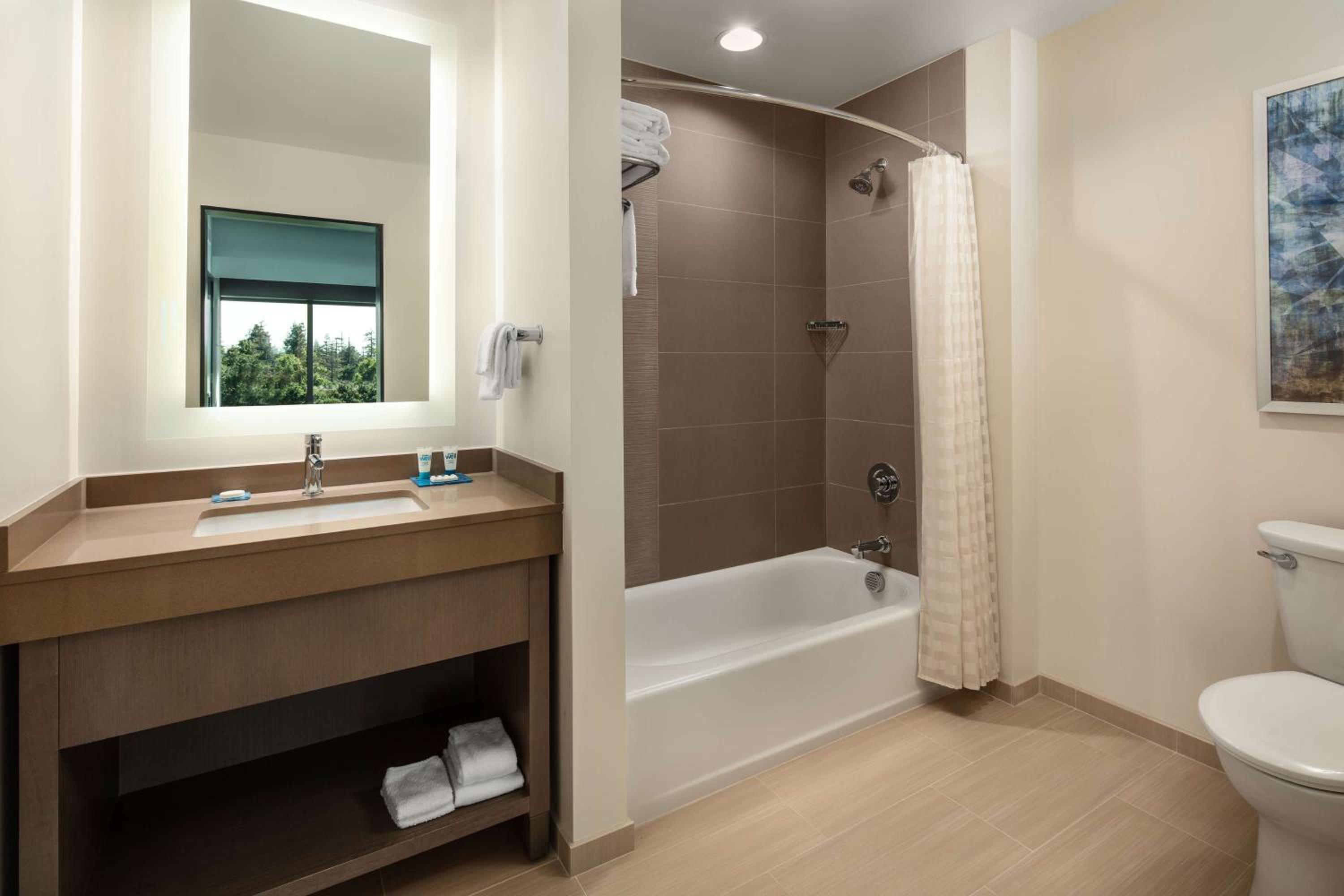 Executive Corner Suite with Two Queen Beds and Sofa Bed photo 2