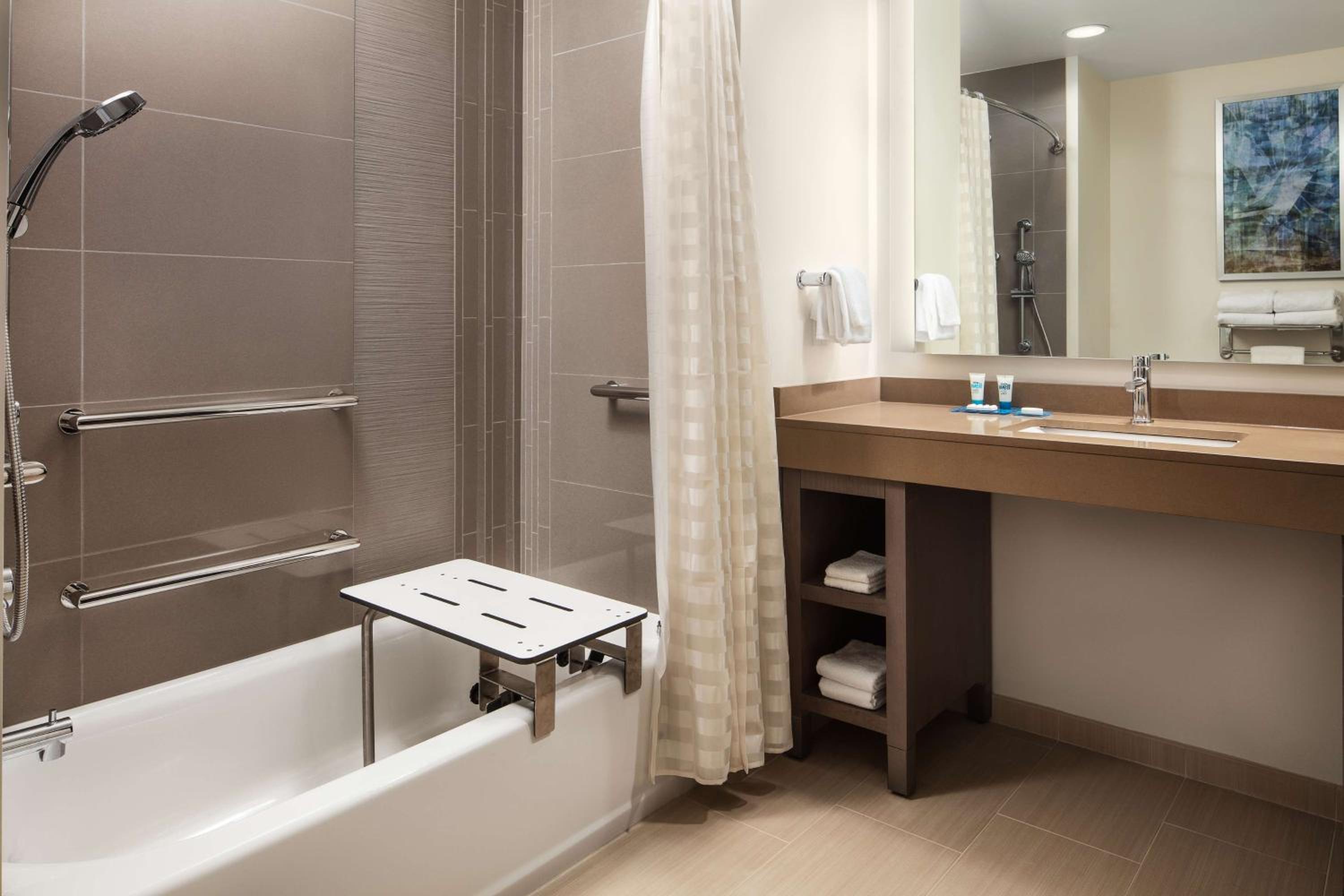 One-Bedroom Specialty Suite with Two Queen Beds, Kitchen and Accessible Tub photo 3