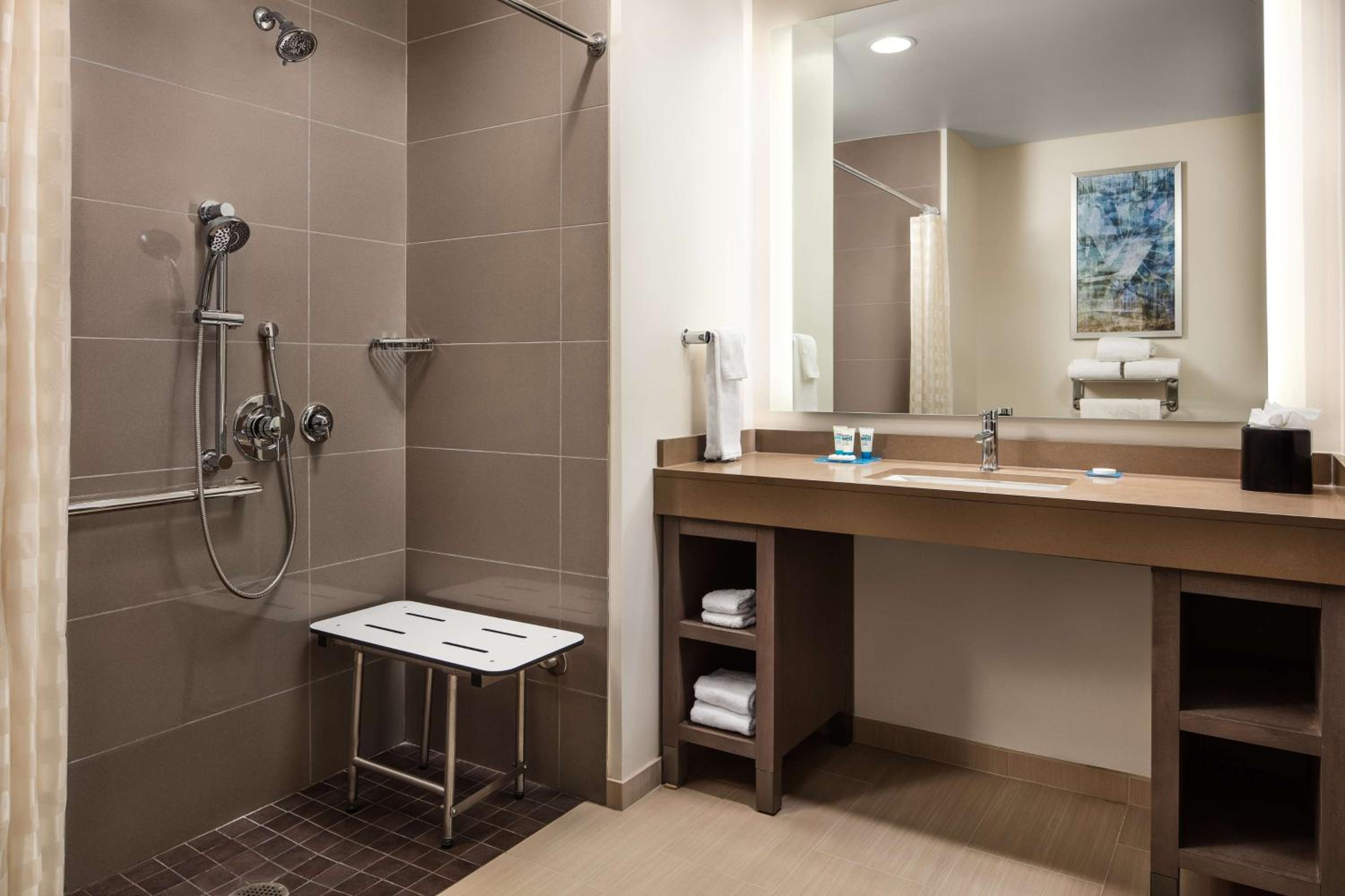 Den King Room with Roll-in Shower - Disability Access photo 3