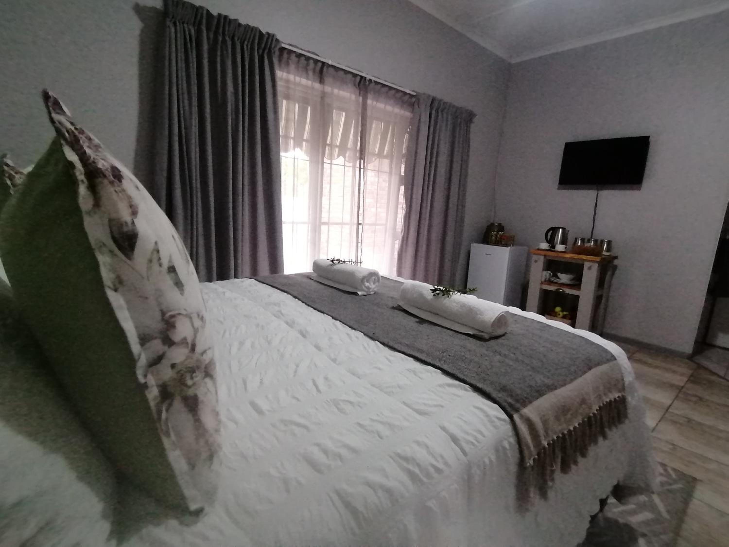 Double Room with Pool View - Photo 9