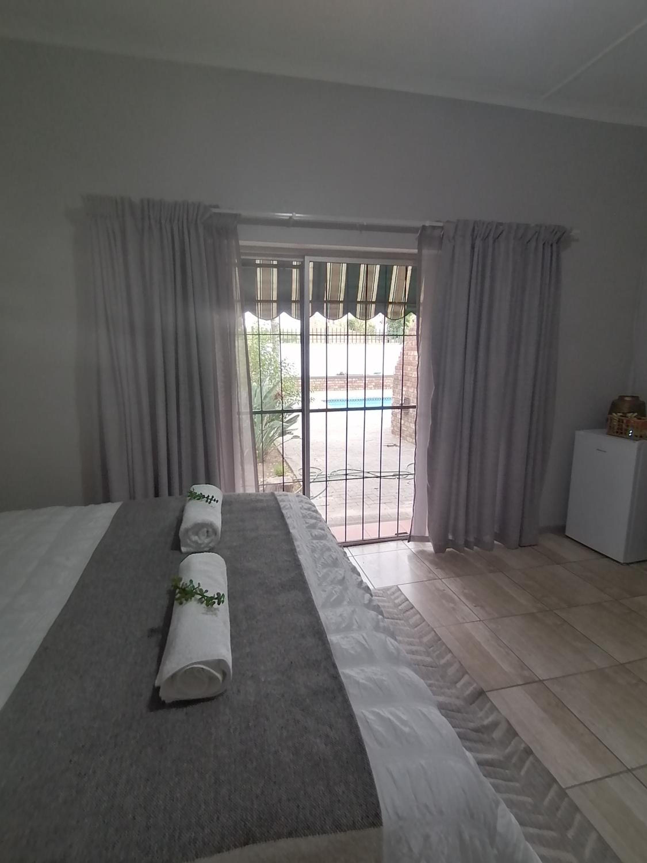 Double Room with Pool View - Photo 4