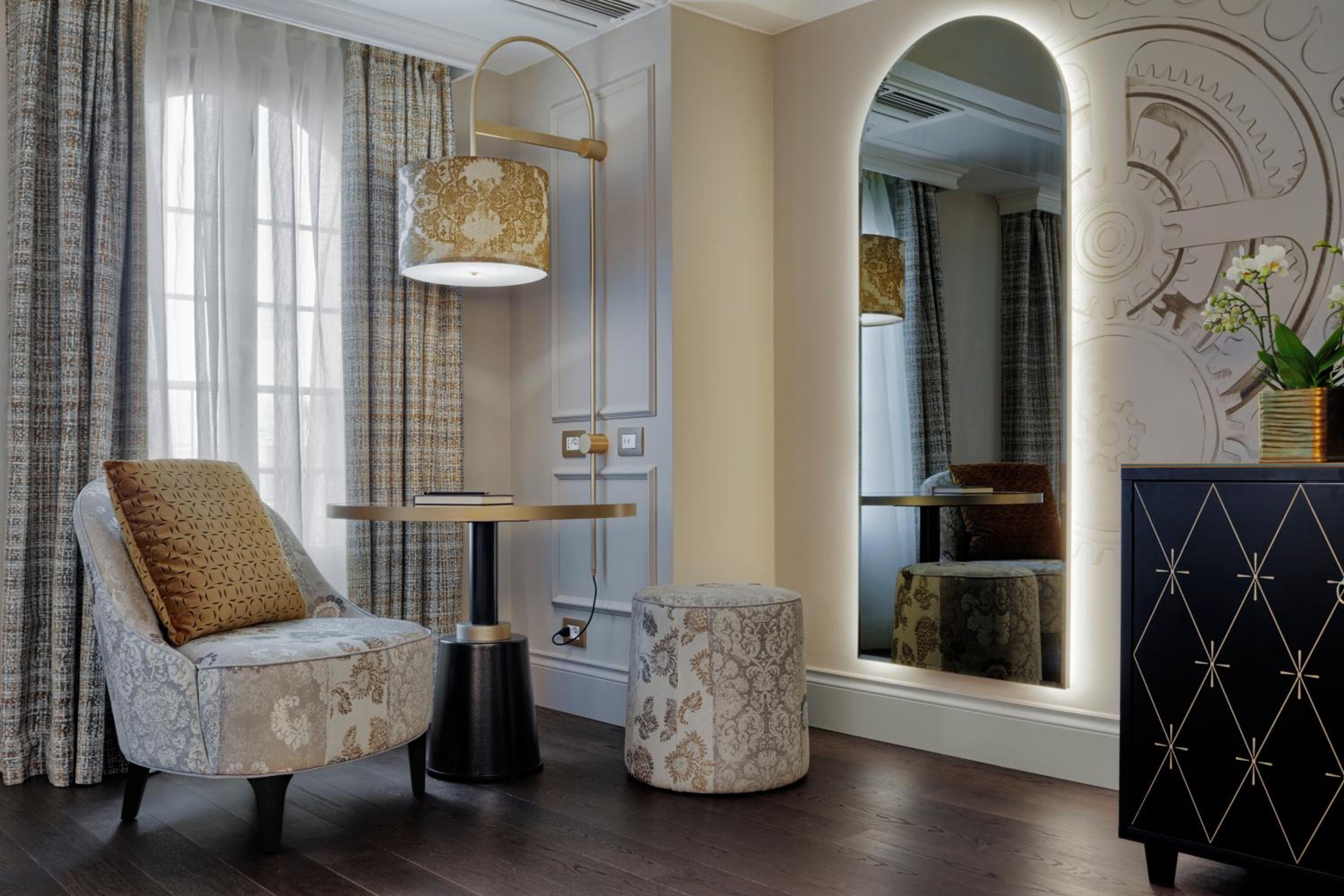 Deluxe Twin Room thumbnail 6