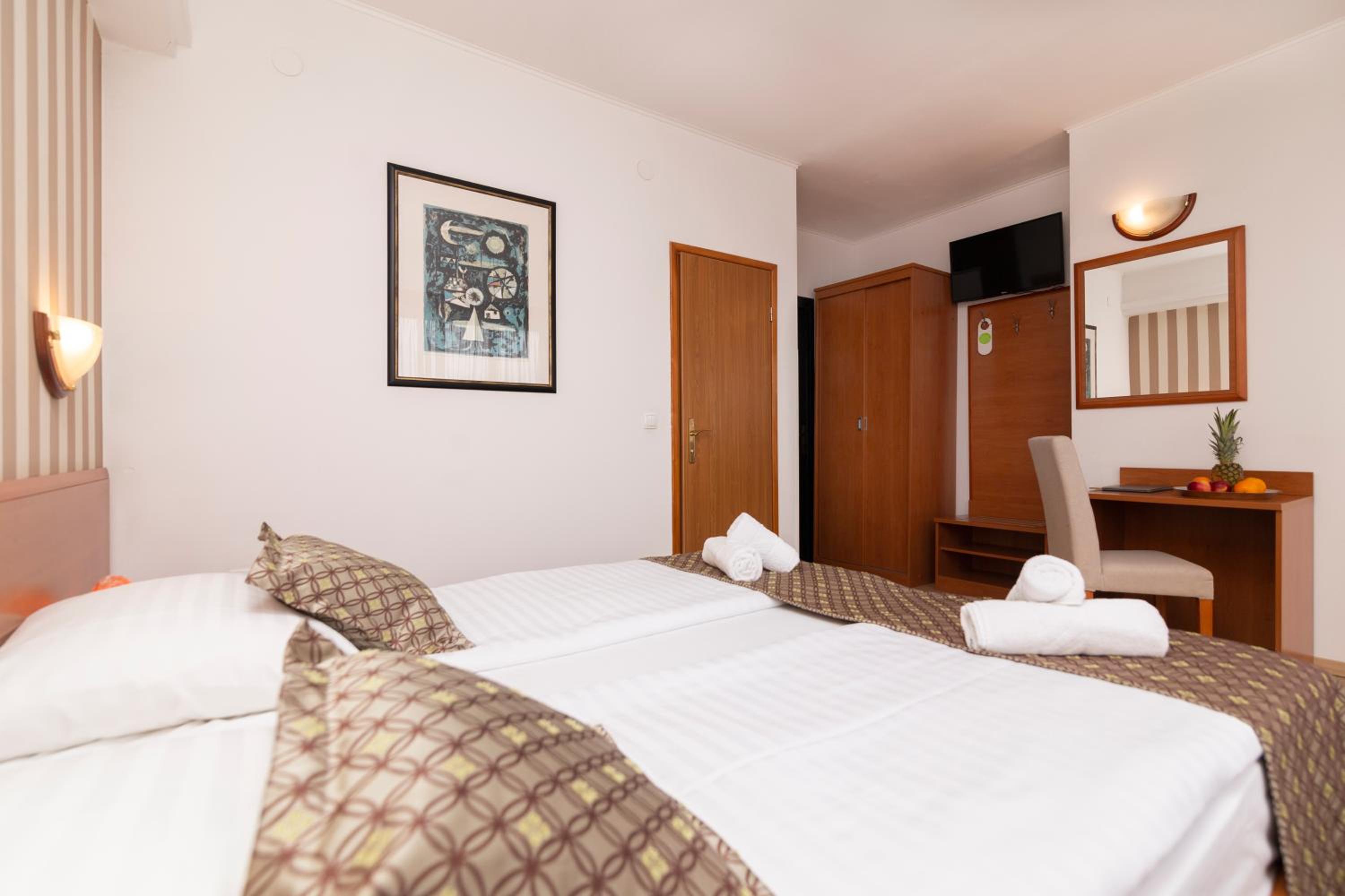 Superior Double or Twin Room - Photo 3