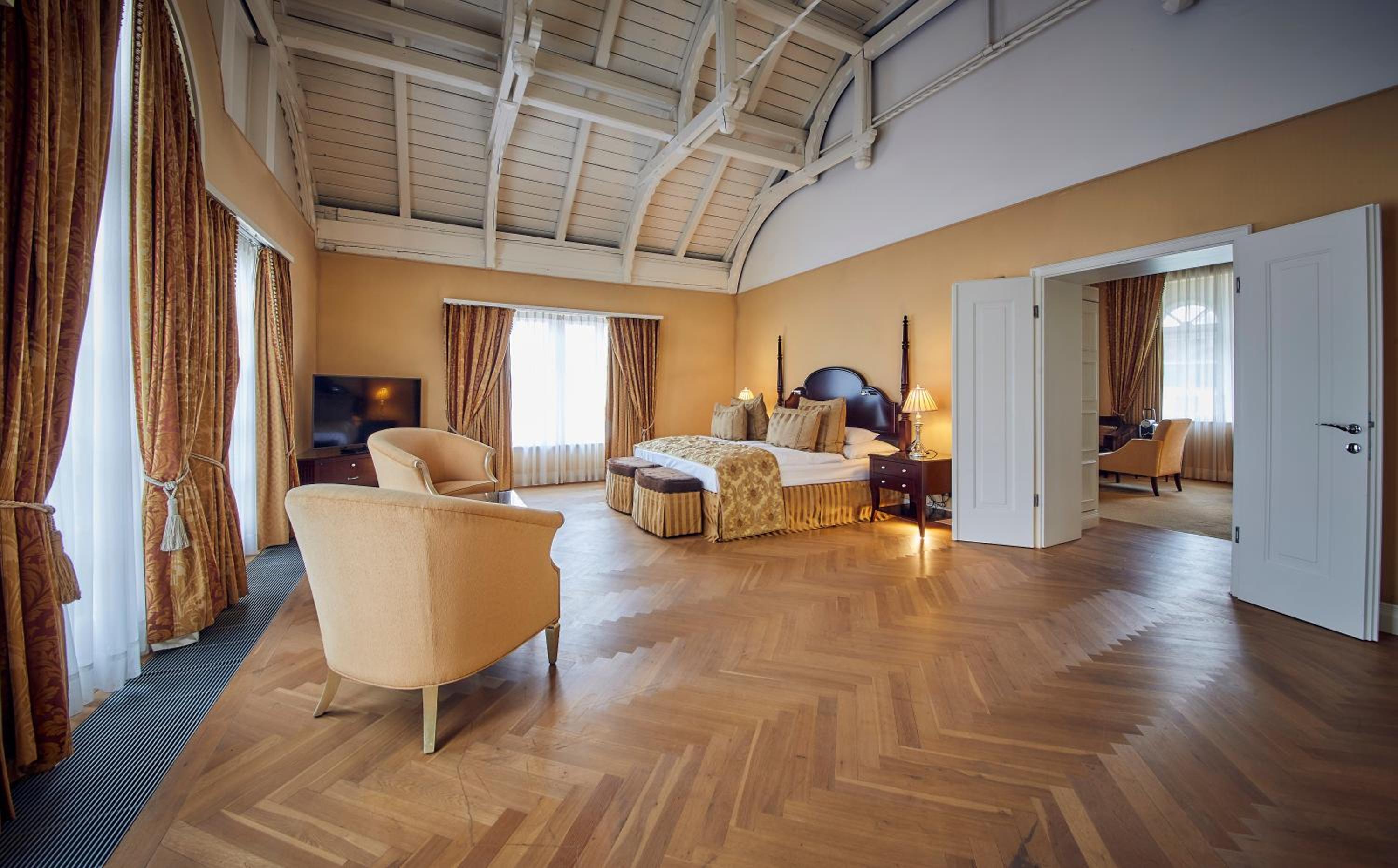 Romantic Suite with Sauna and Balcony