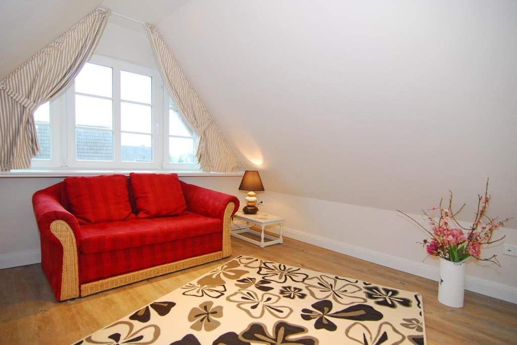 Three-Bedroom House photo 3