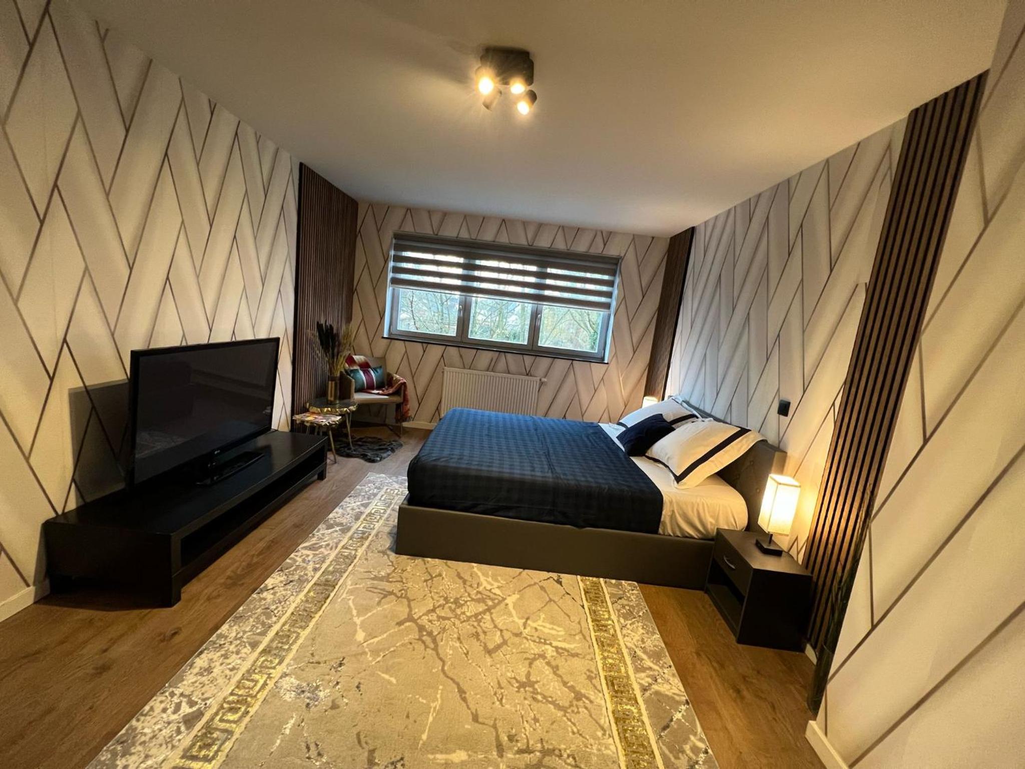 Deluxe Double Room (2 Adults + 1 Child) photo 1