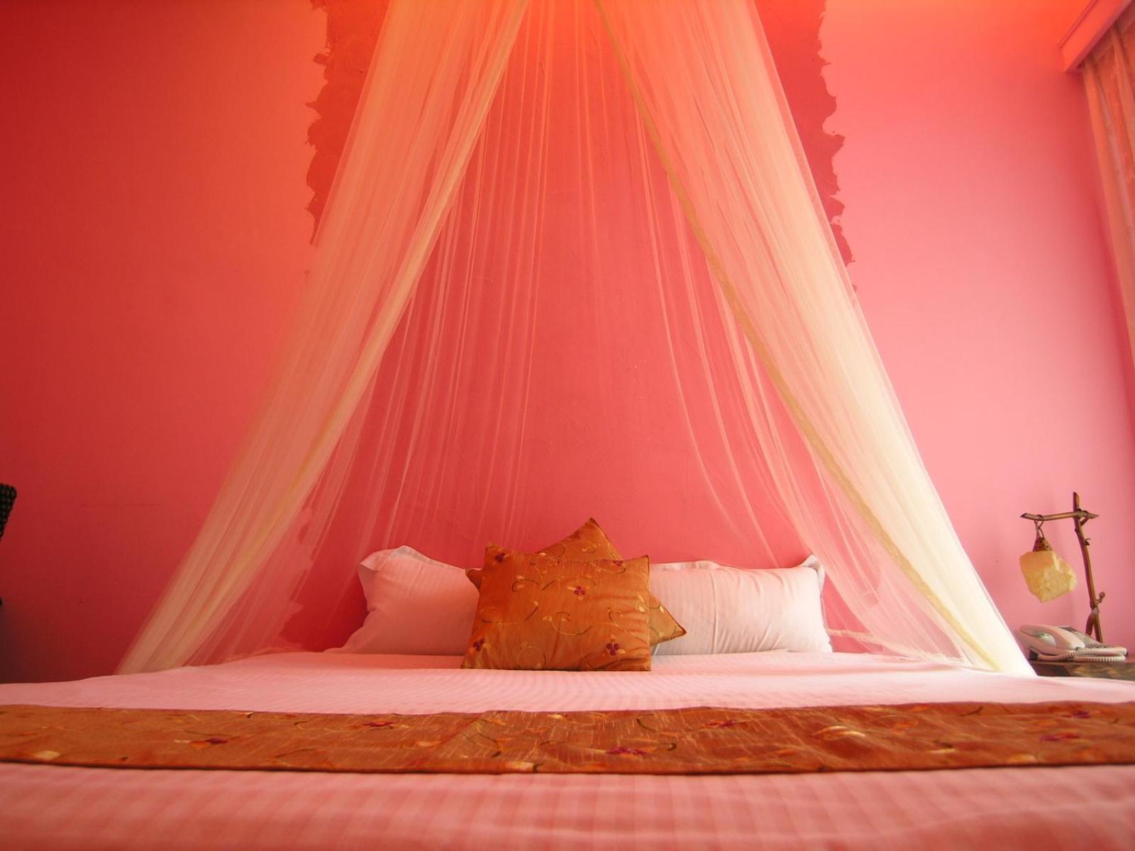 Honeymoon Suite