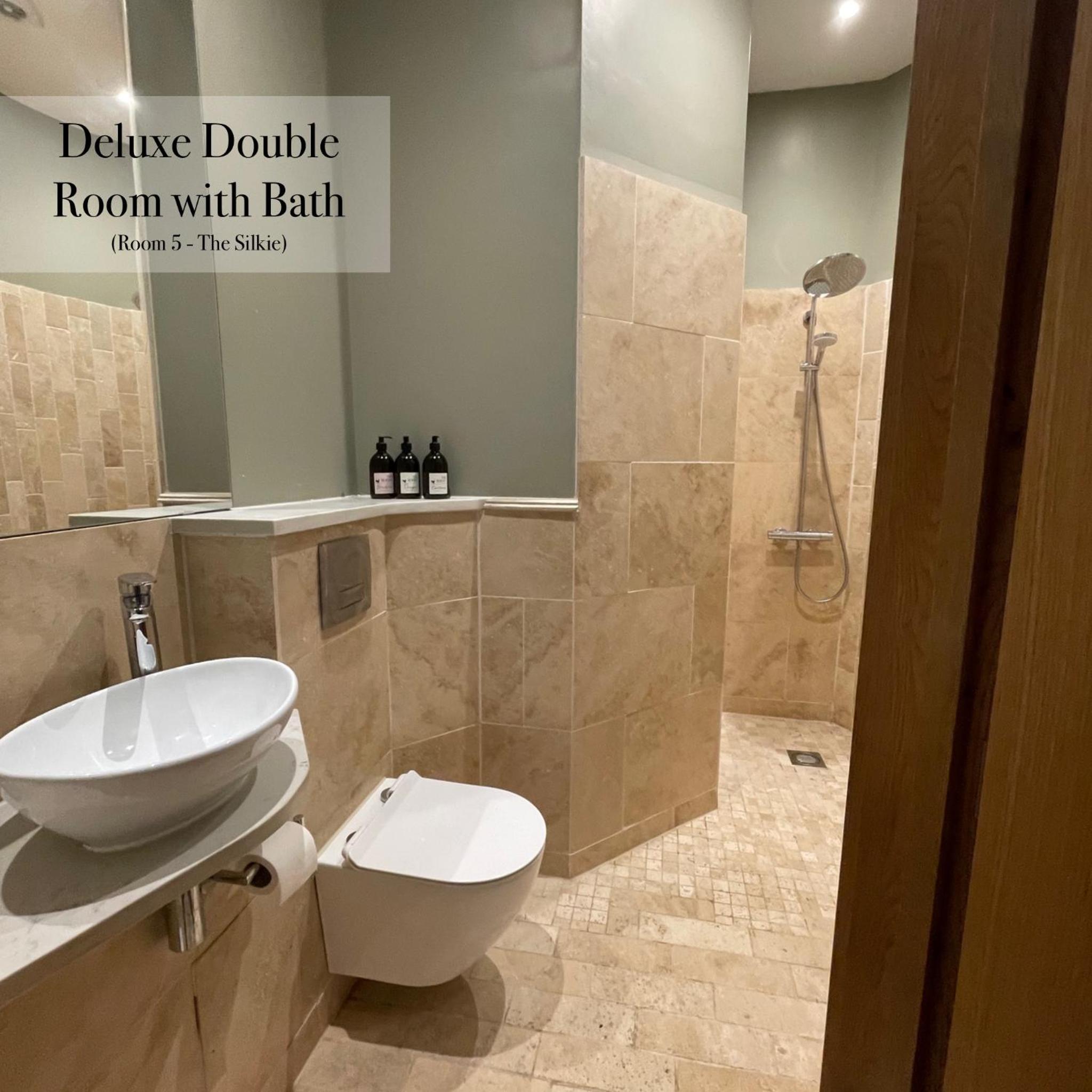 Deluxe Double Room with Bath photo 3