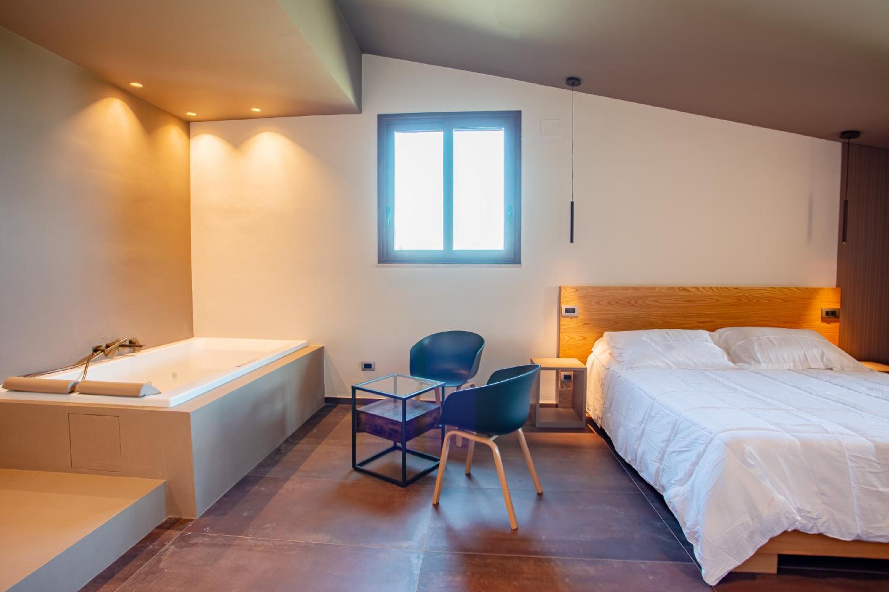 Suite with Spa Bath - Photo 10