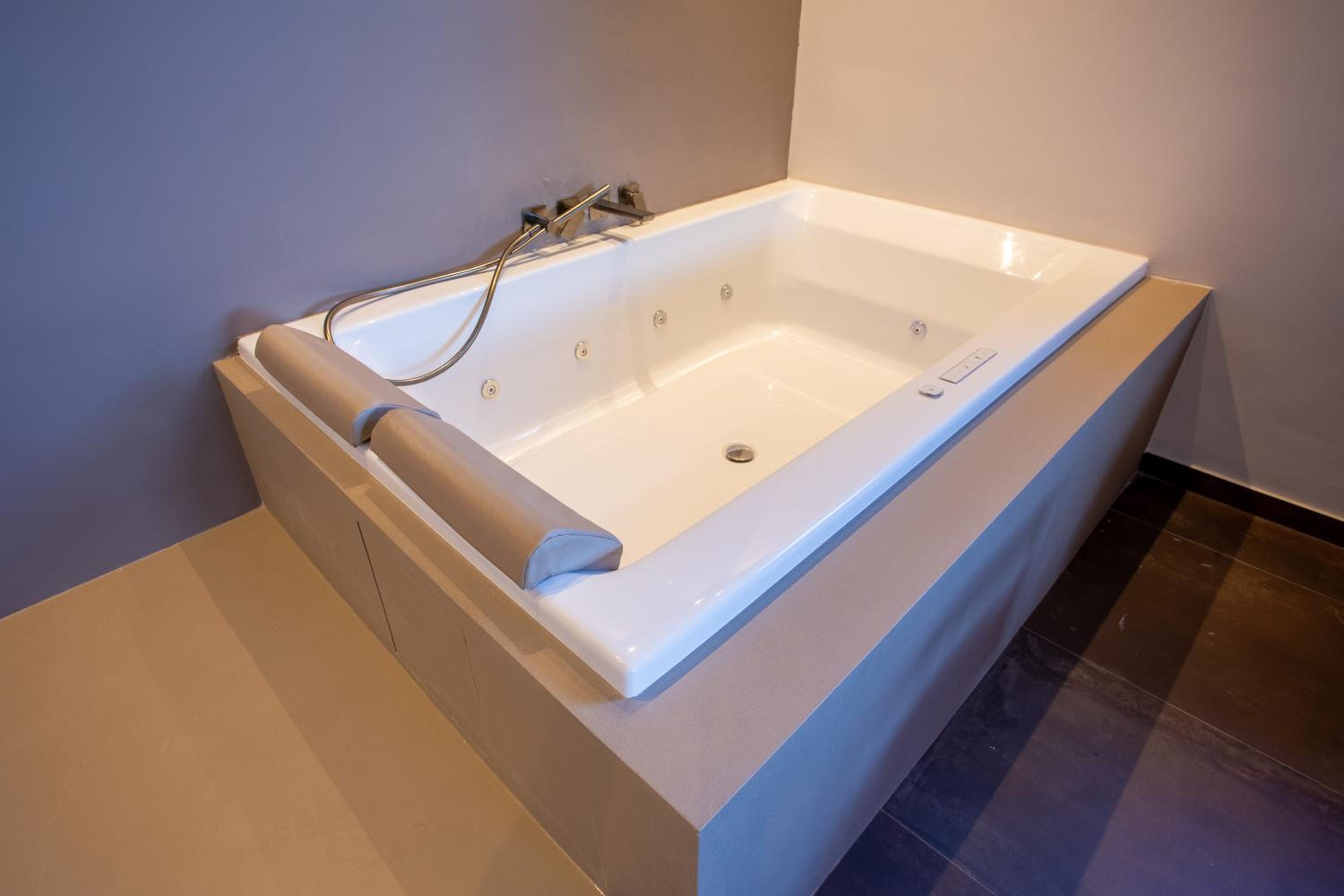 Suite with Spa Bath - Photo 11