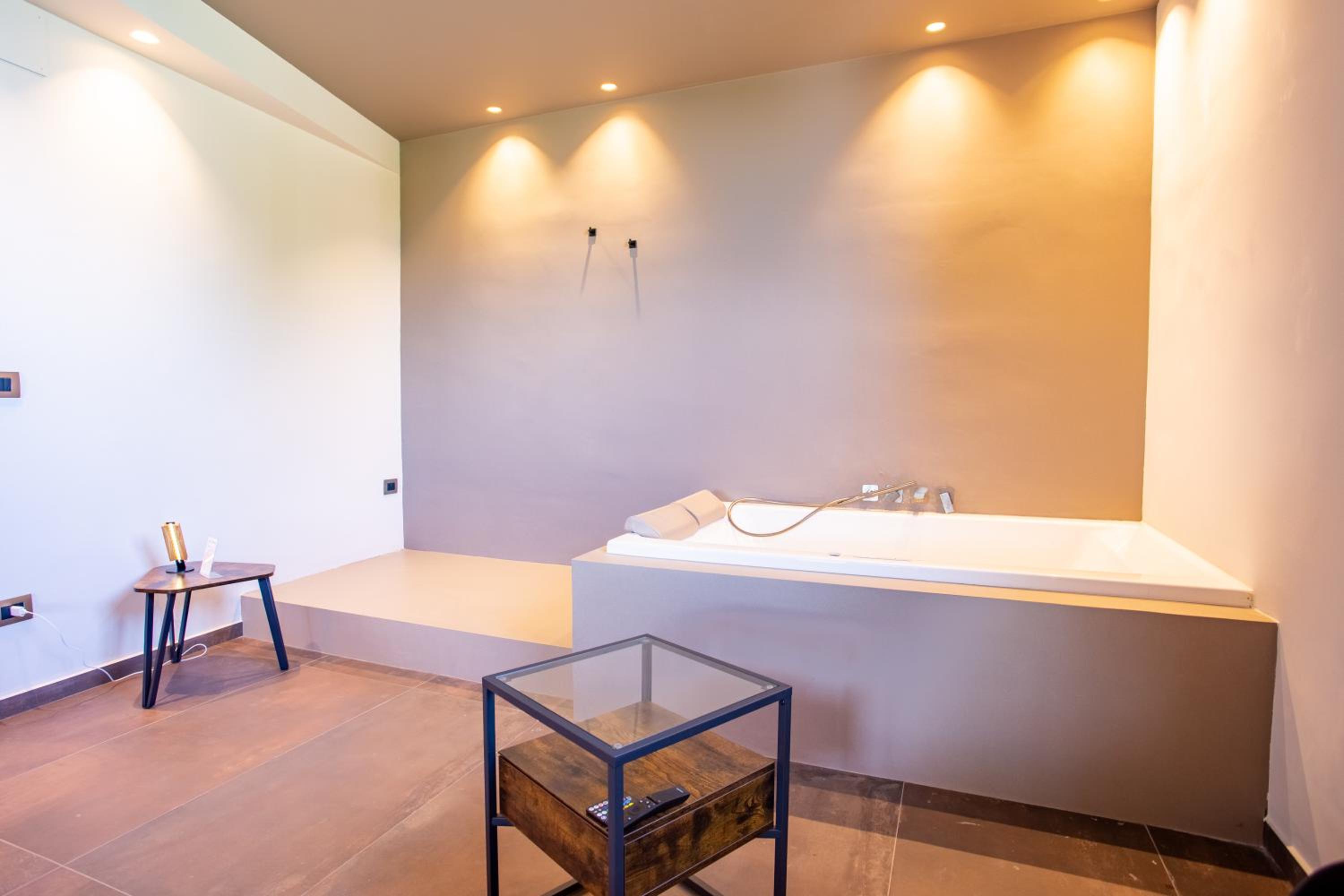 Suite with Spa Bath - Photo 12