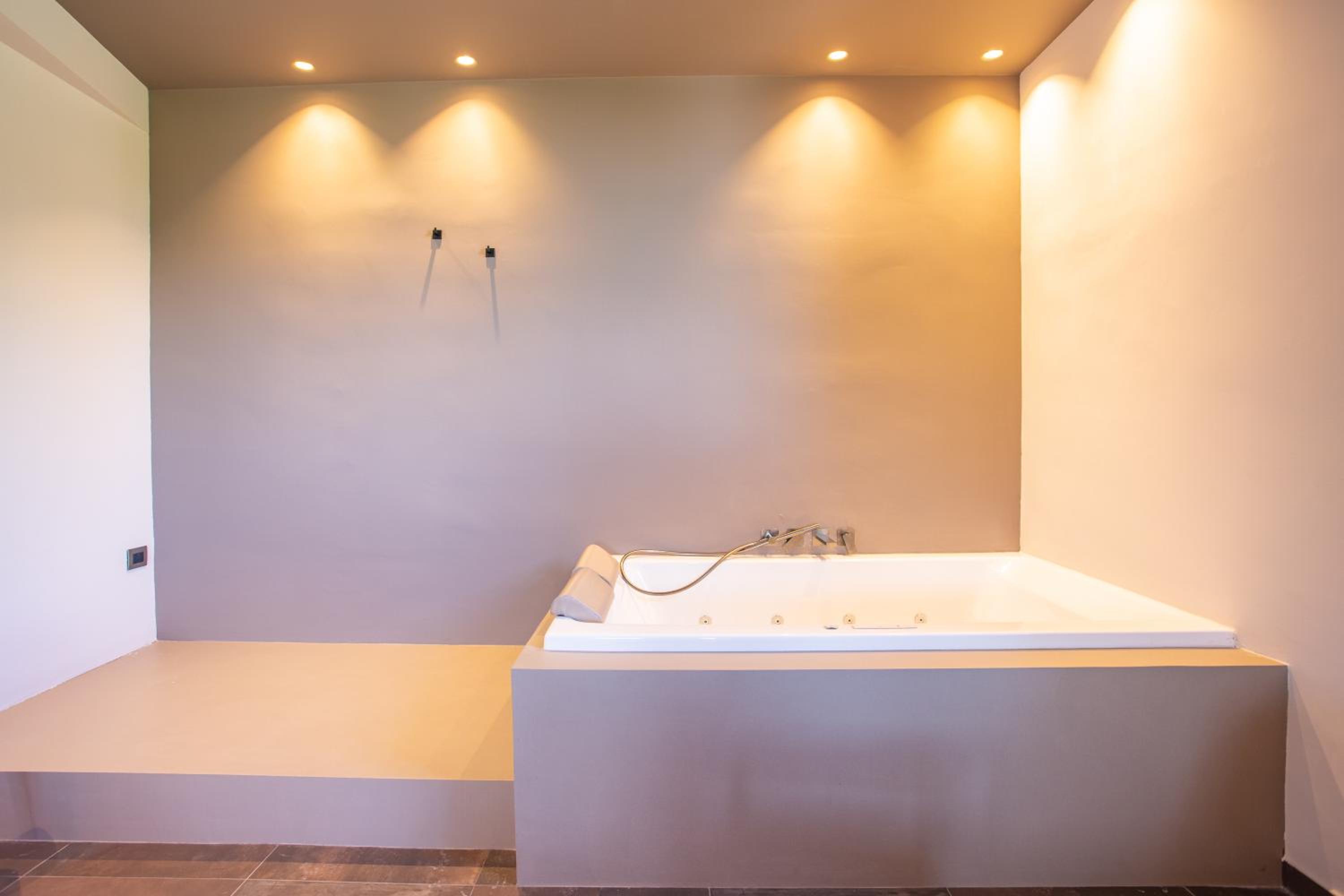 Suite with Spa Bath - Photo 13