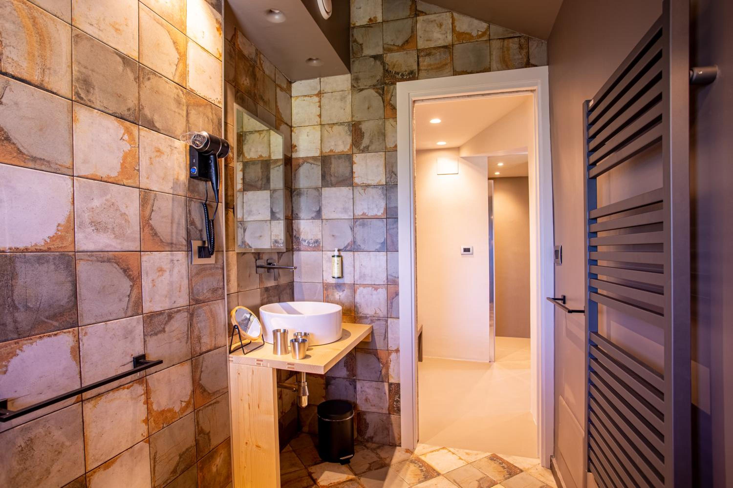 Suite with Spa Bath - Photo 15
