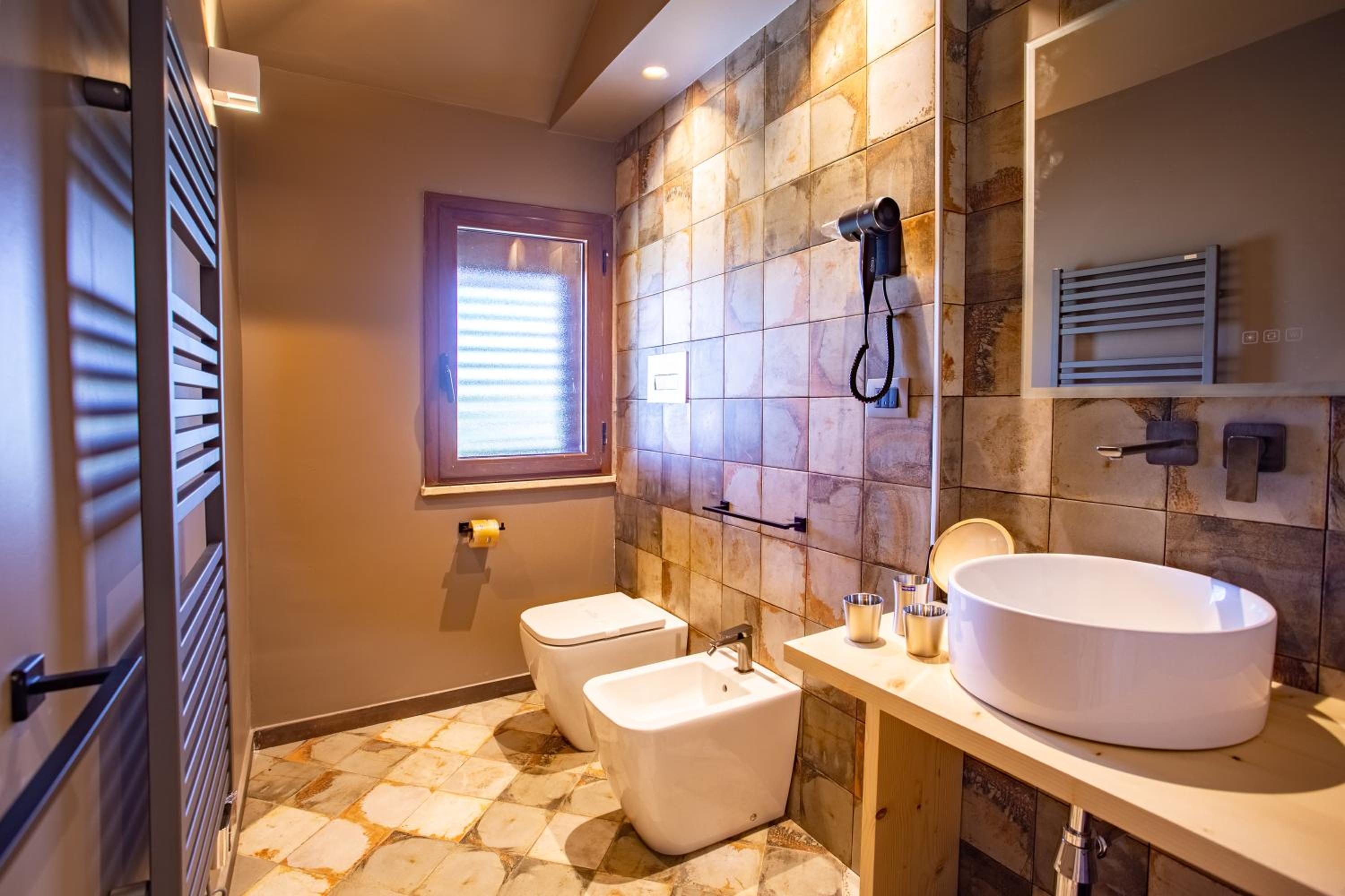 Suite with Spa Bath - Photo 16