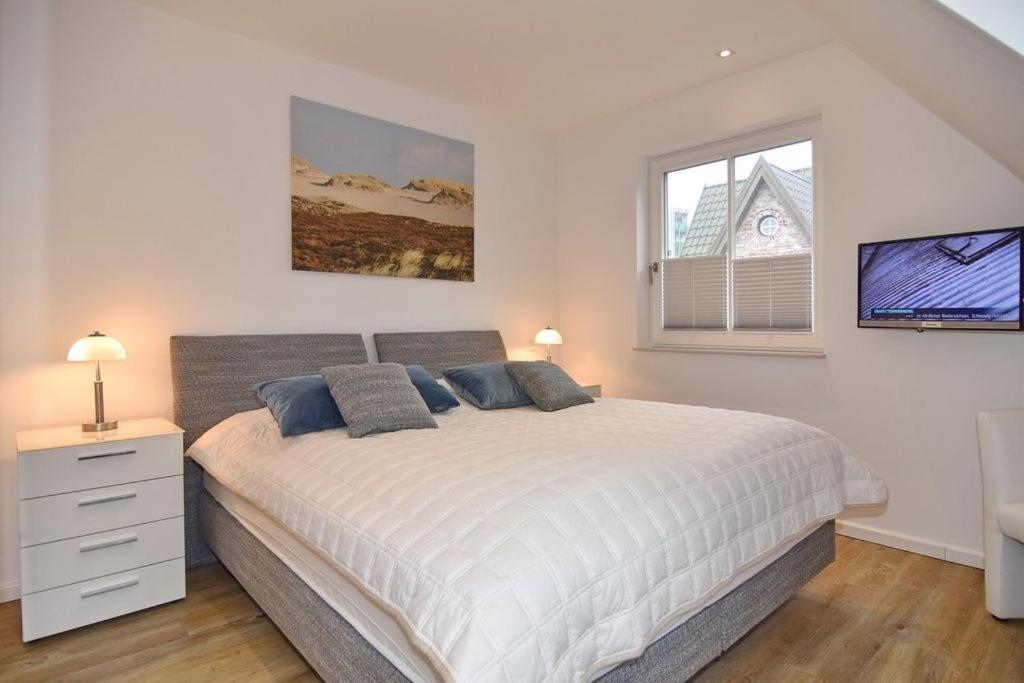 Three-Bedroom House photo 3