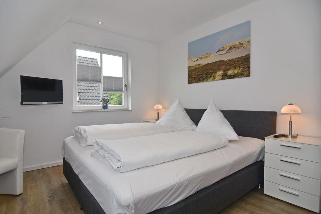 Three-Bedroom House photo 3
