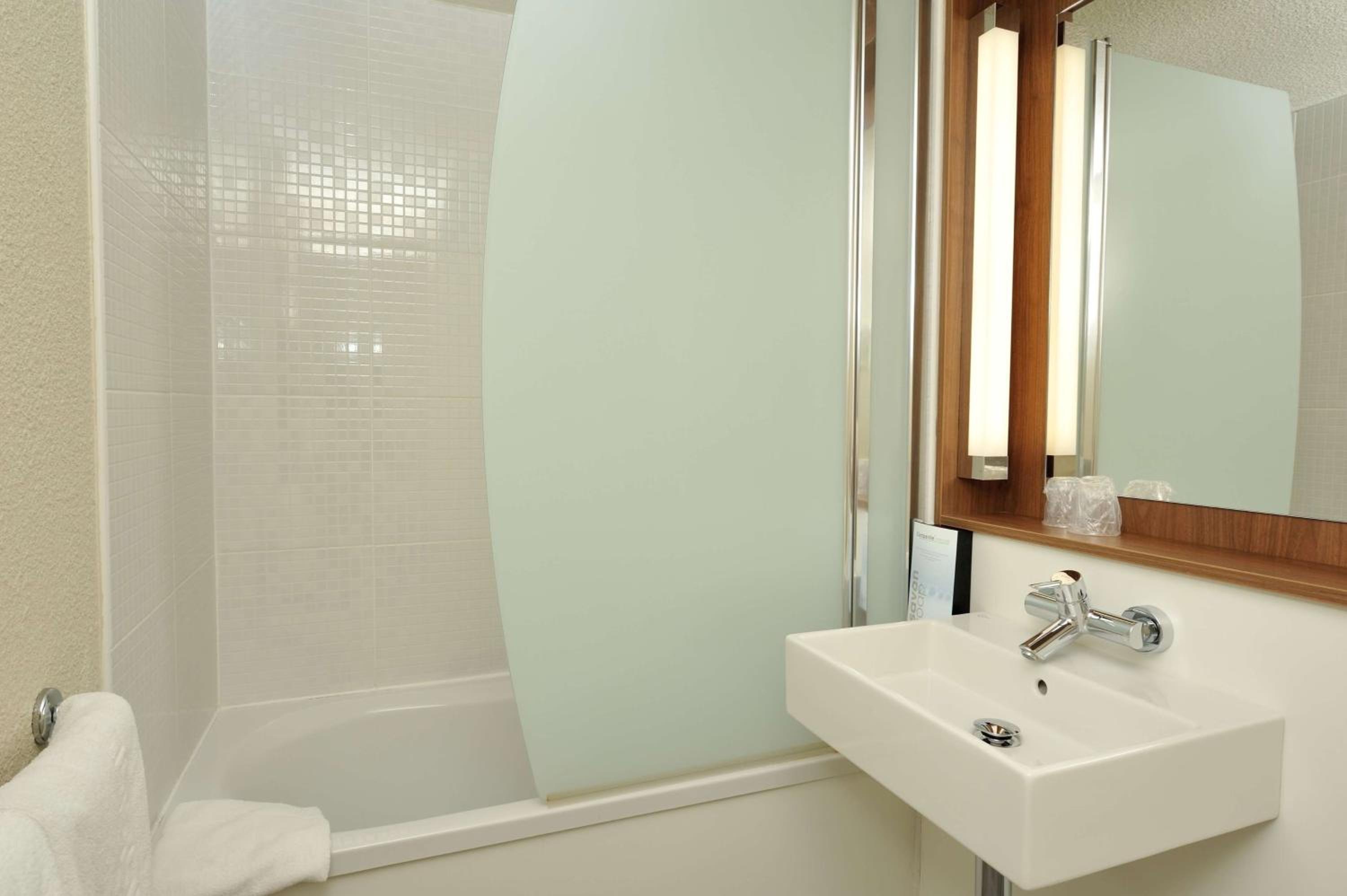 Standard Double Room - Photo 8