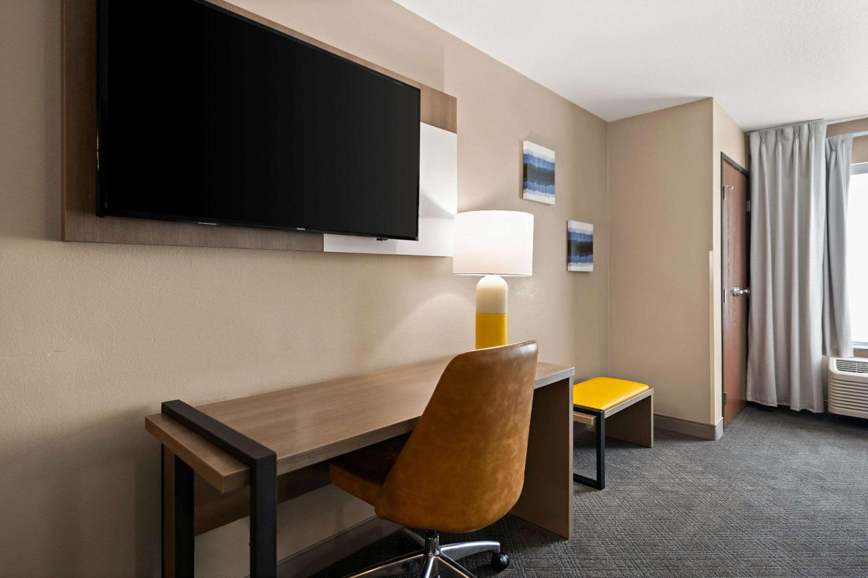 King Suite - Non-Smoking - Photo 3