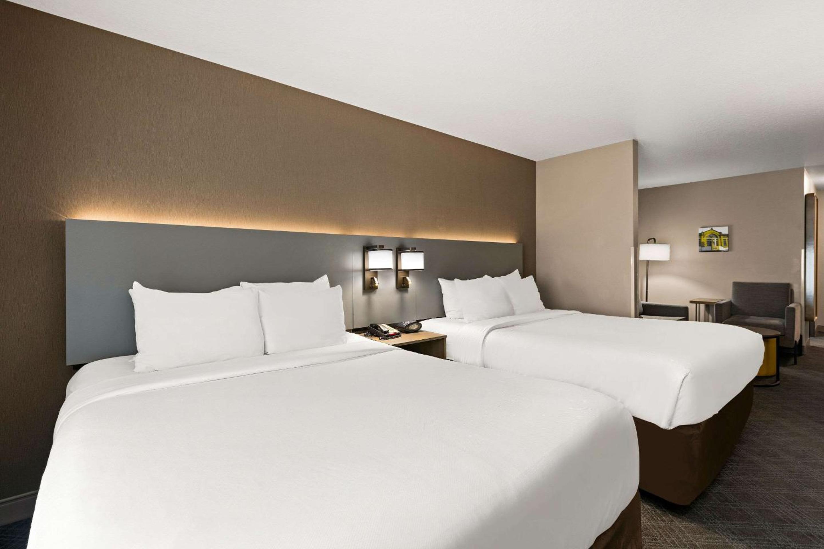 Queen Suite with Two Queen Beds - Non-Smoking - Photo 5
