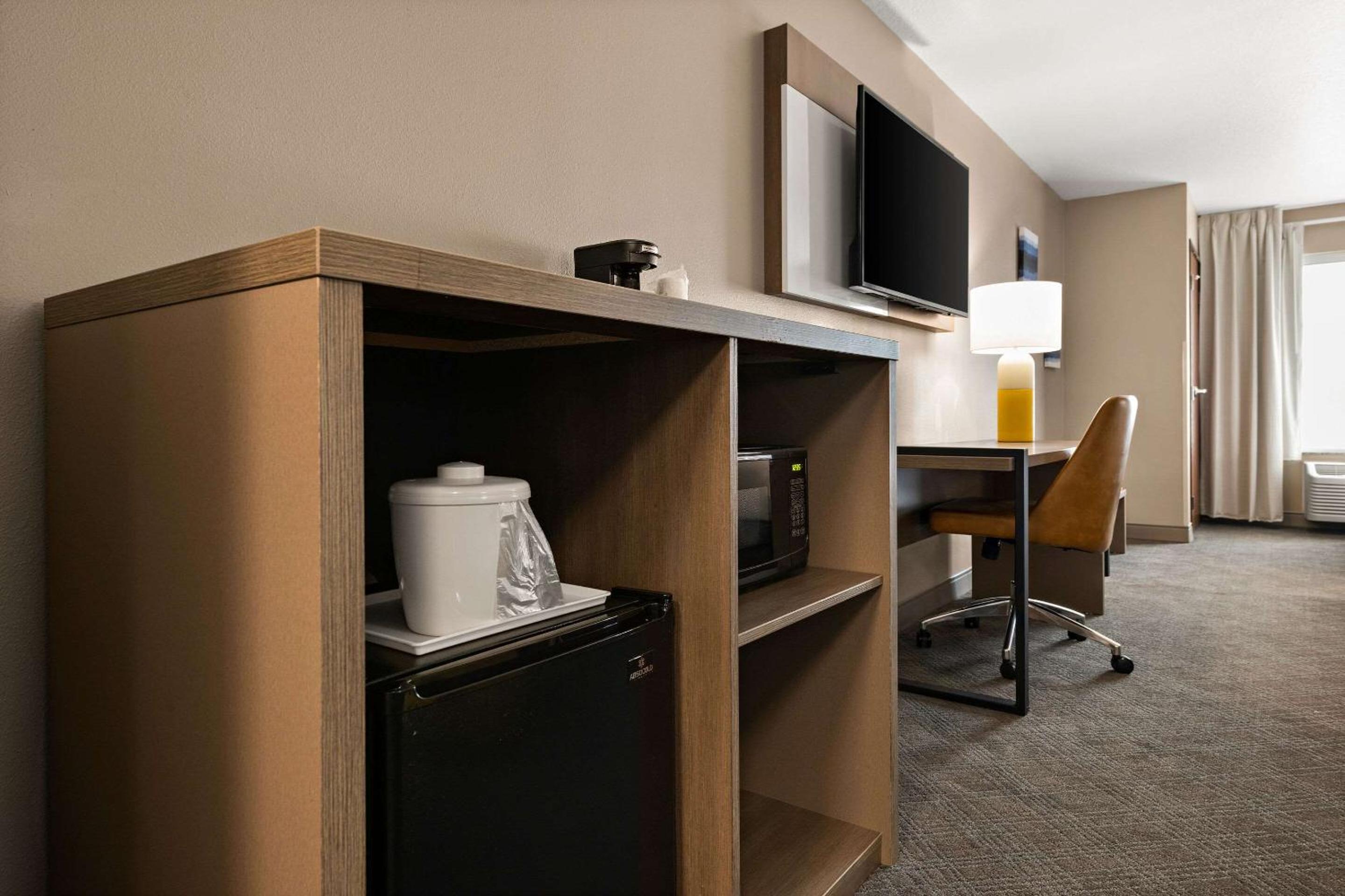 Queen Suite with Two Queen Beds - Non-Smoking - Photo 6