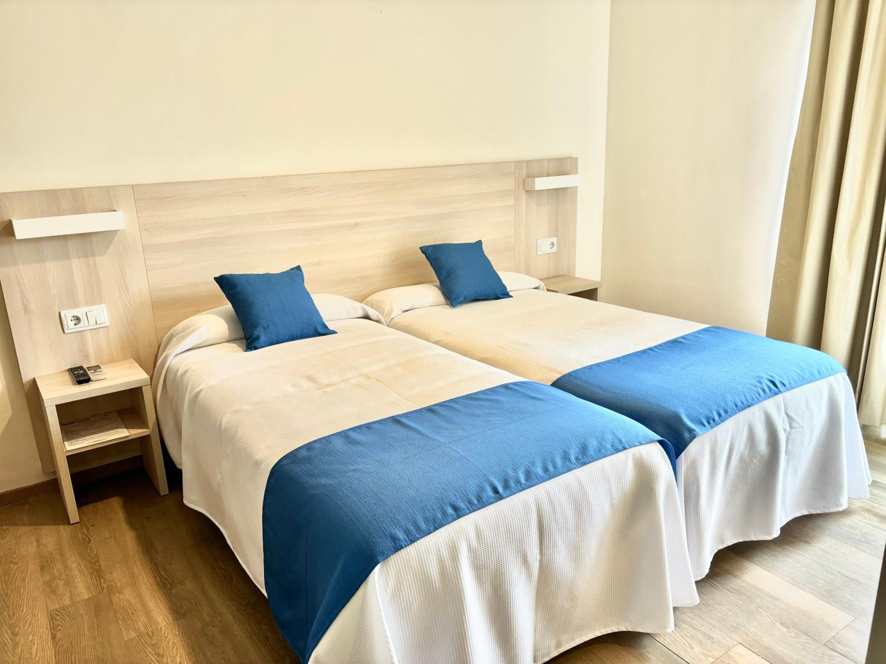 Double Room with Balcony - Photo 1