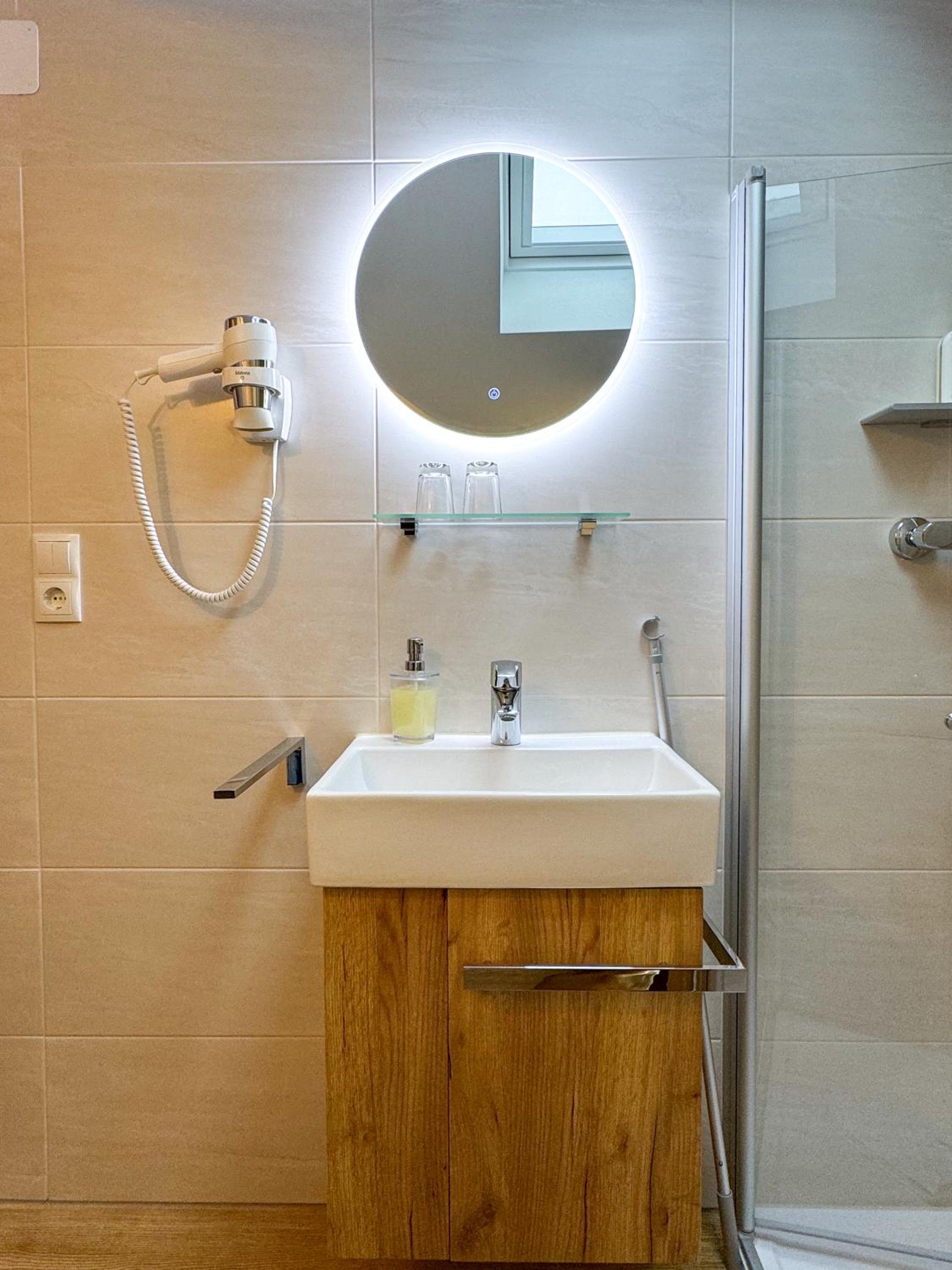 Comfort Double Room with own external bathroom - Photo 9