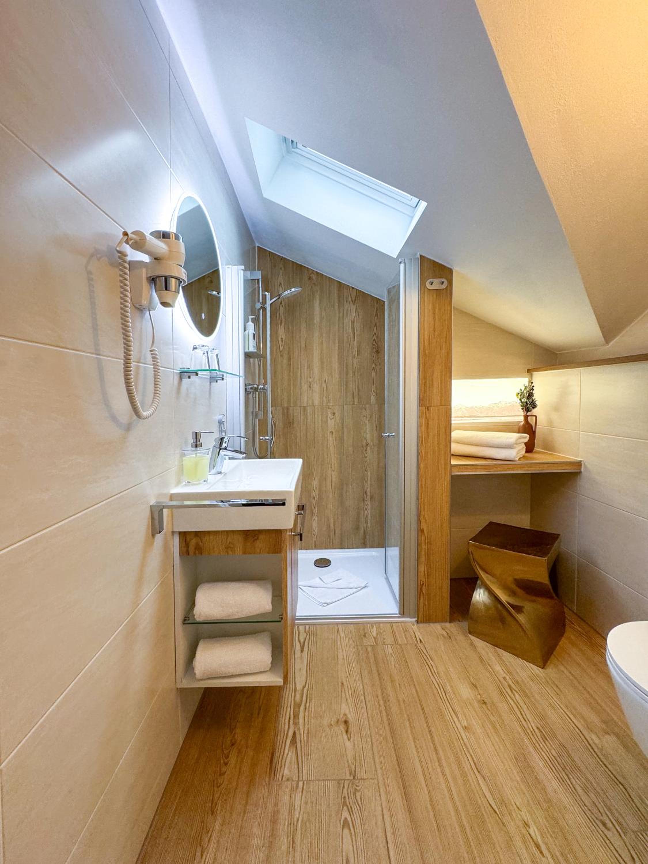 Comfort Double Room with own external bathroom - Photo 3