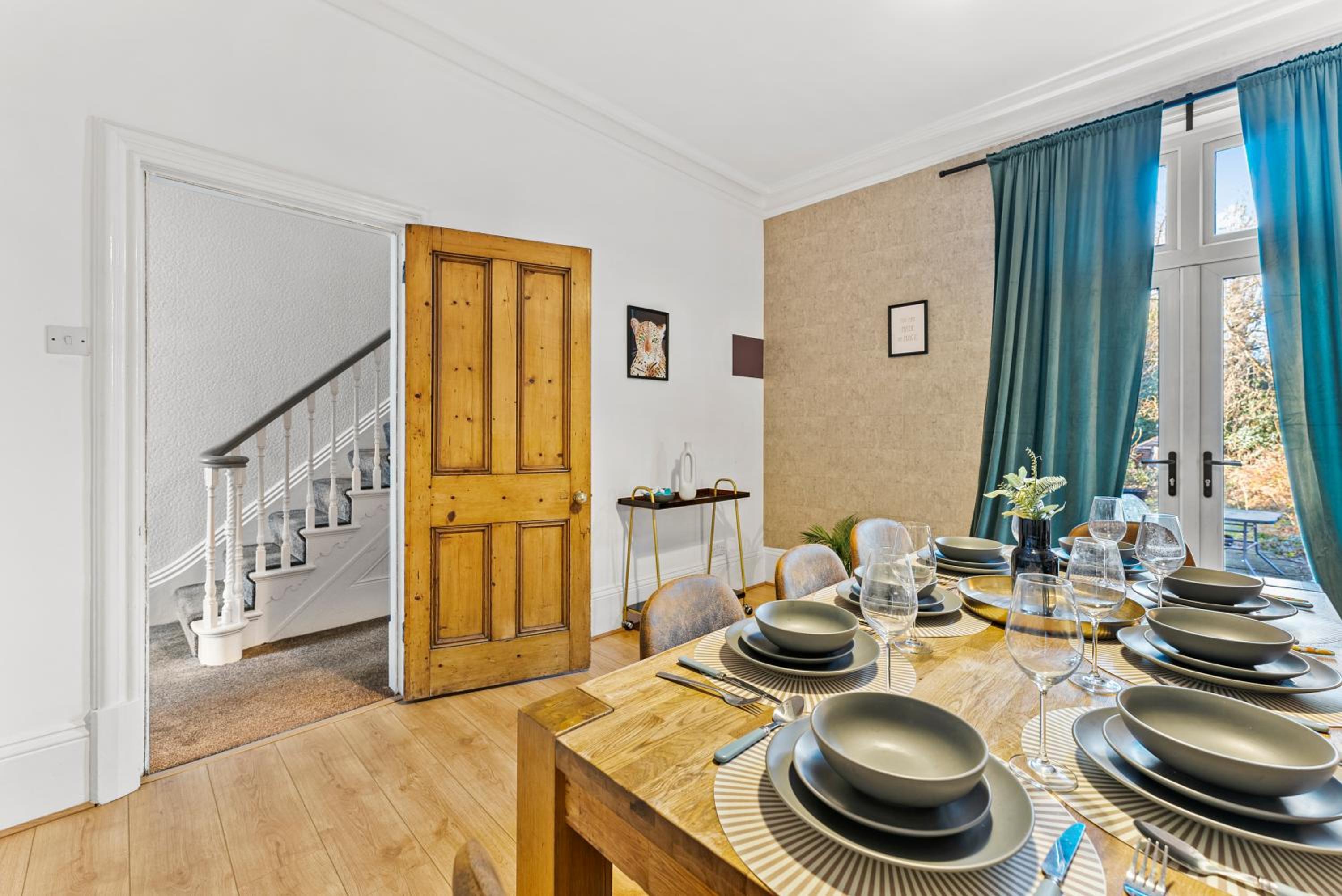 Five-Bedroom House photo 3