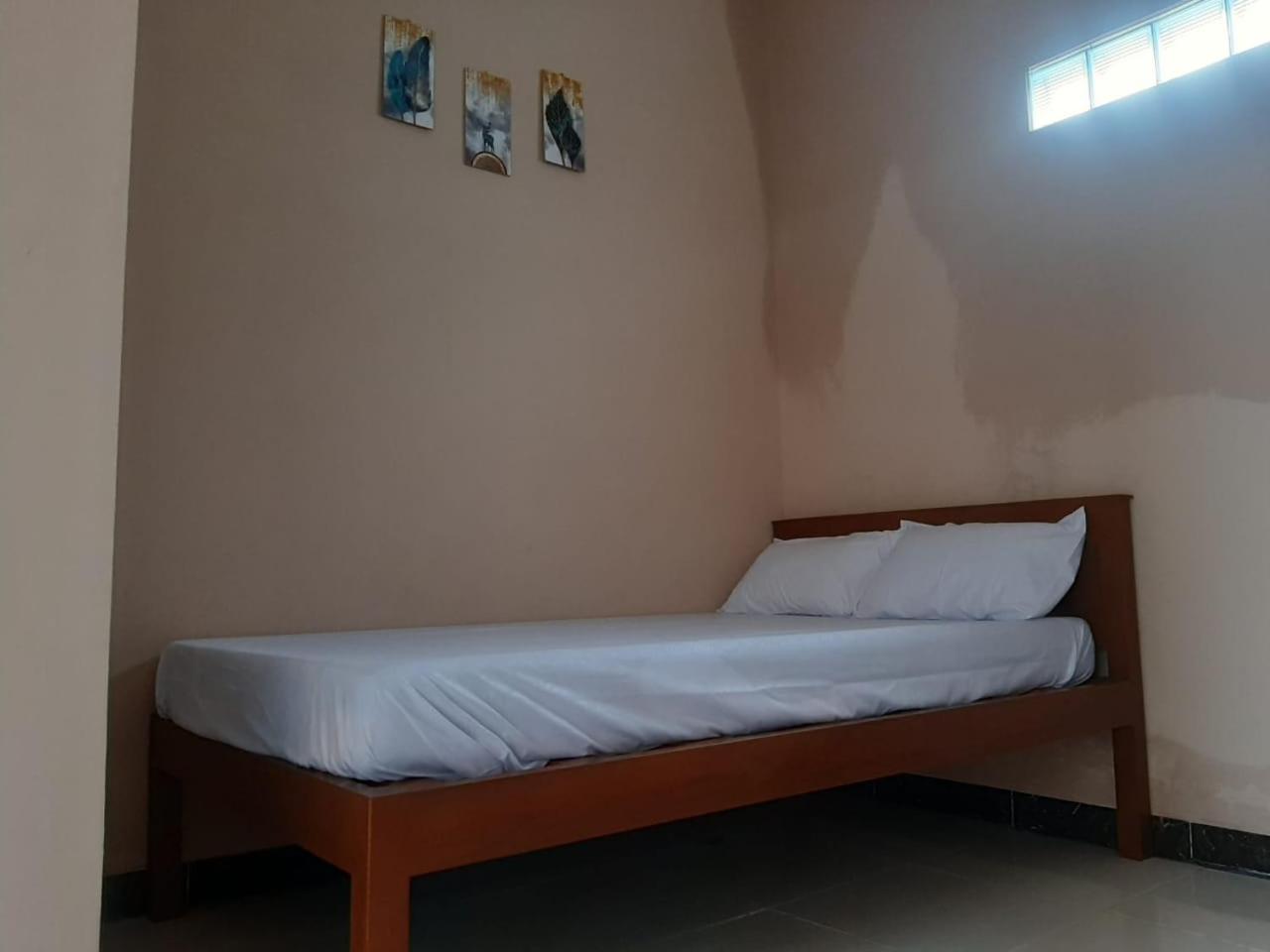 Budget Double Room - Photo 9
