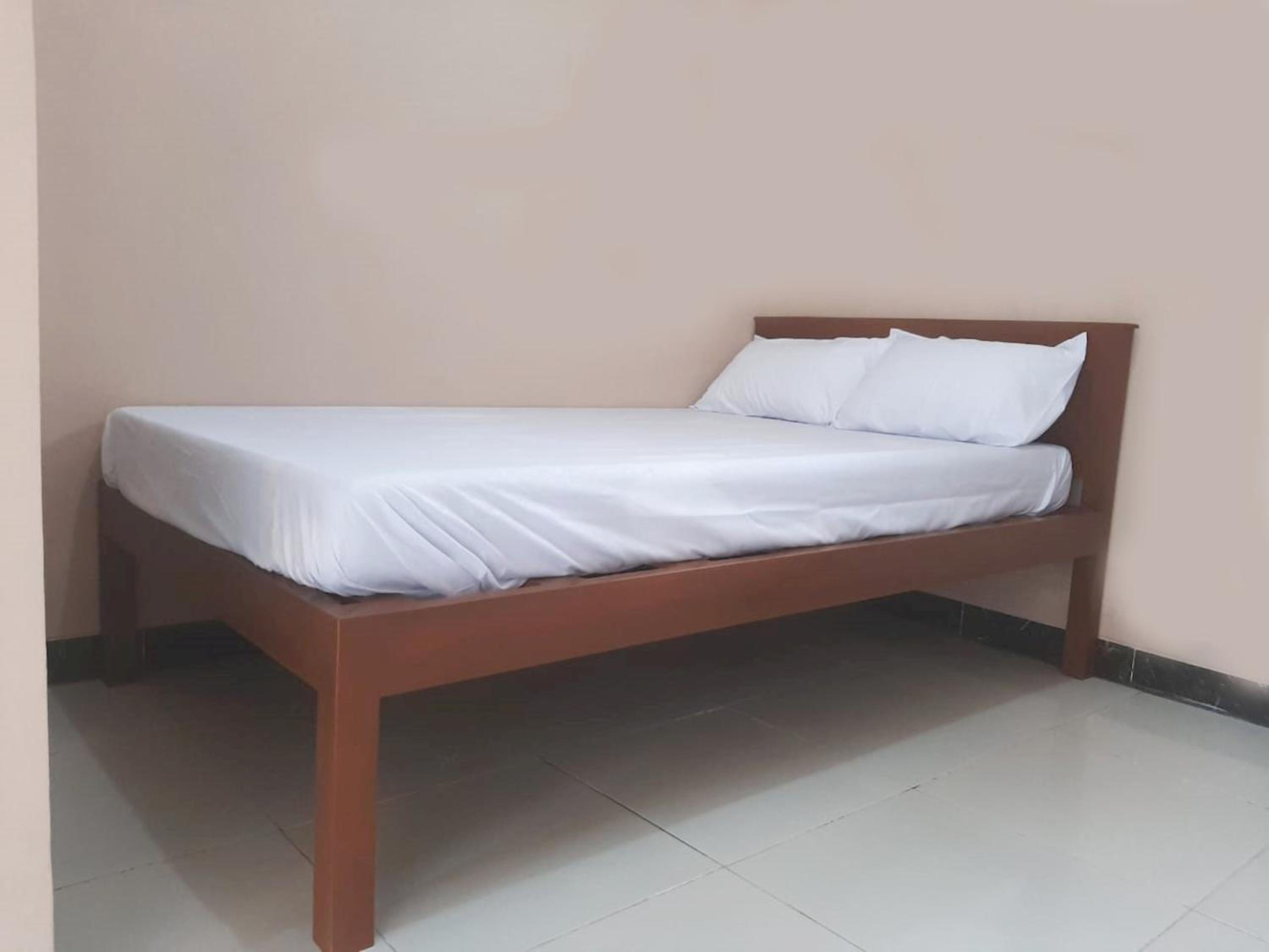 Budget Double Room - Photo 7