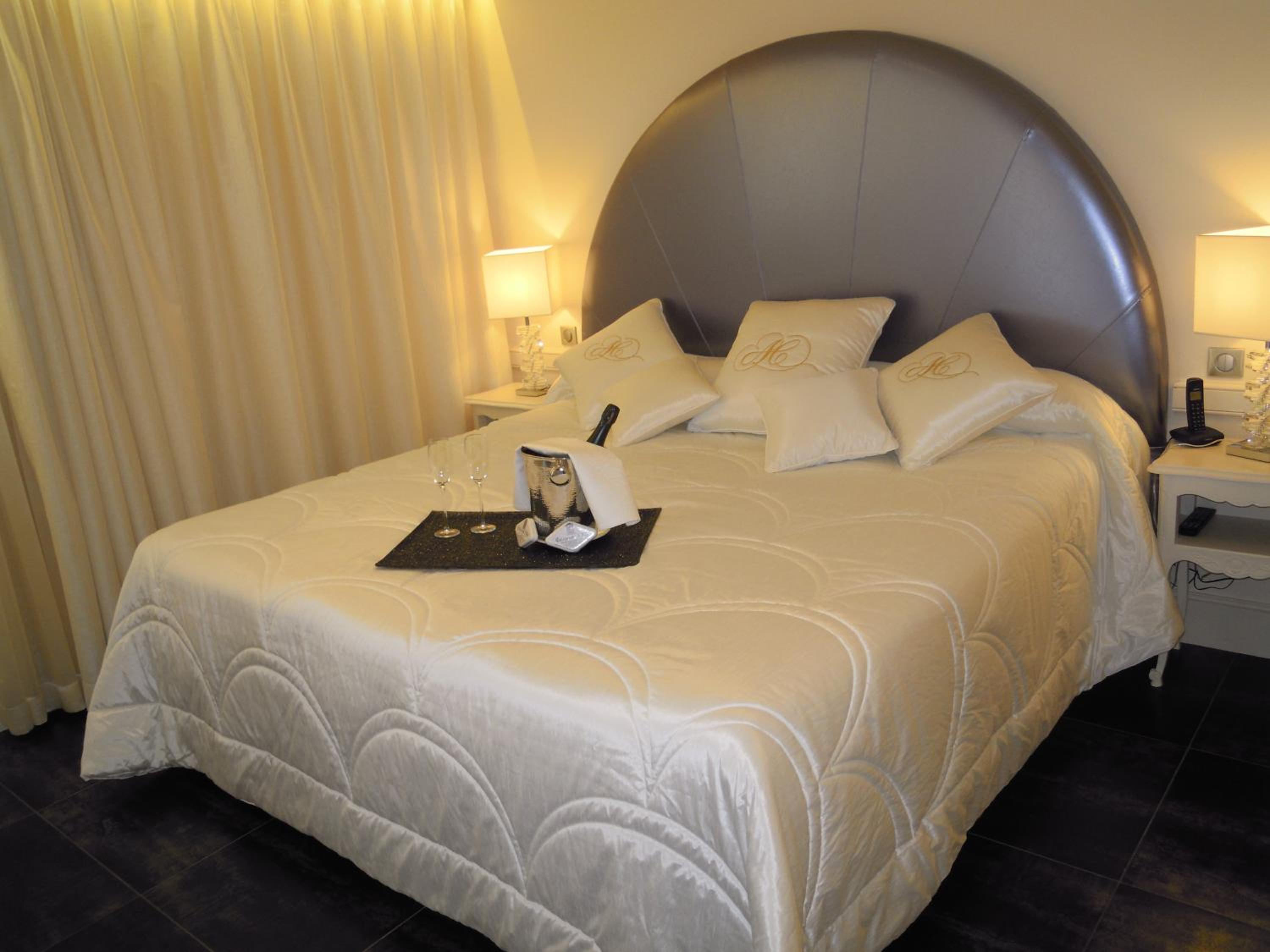 Suite with Pool View - Photo 3