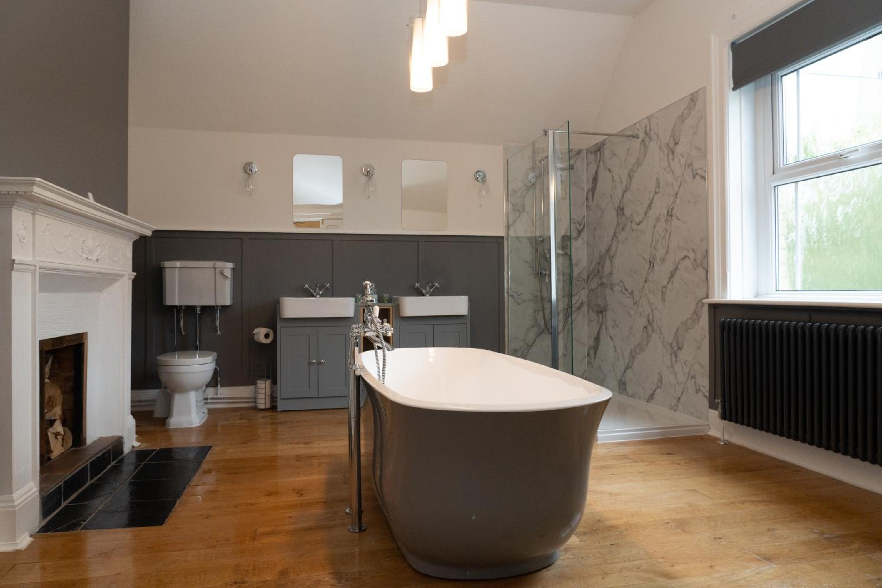 Deluxe Suite - Photo 11