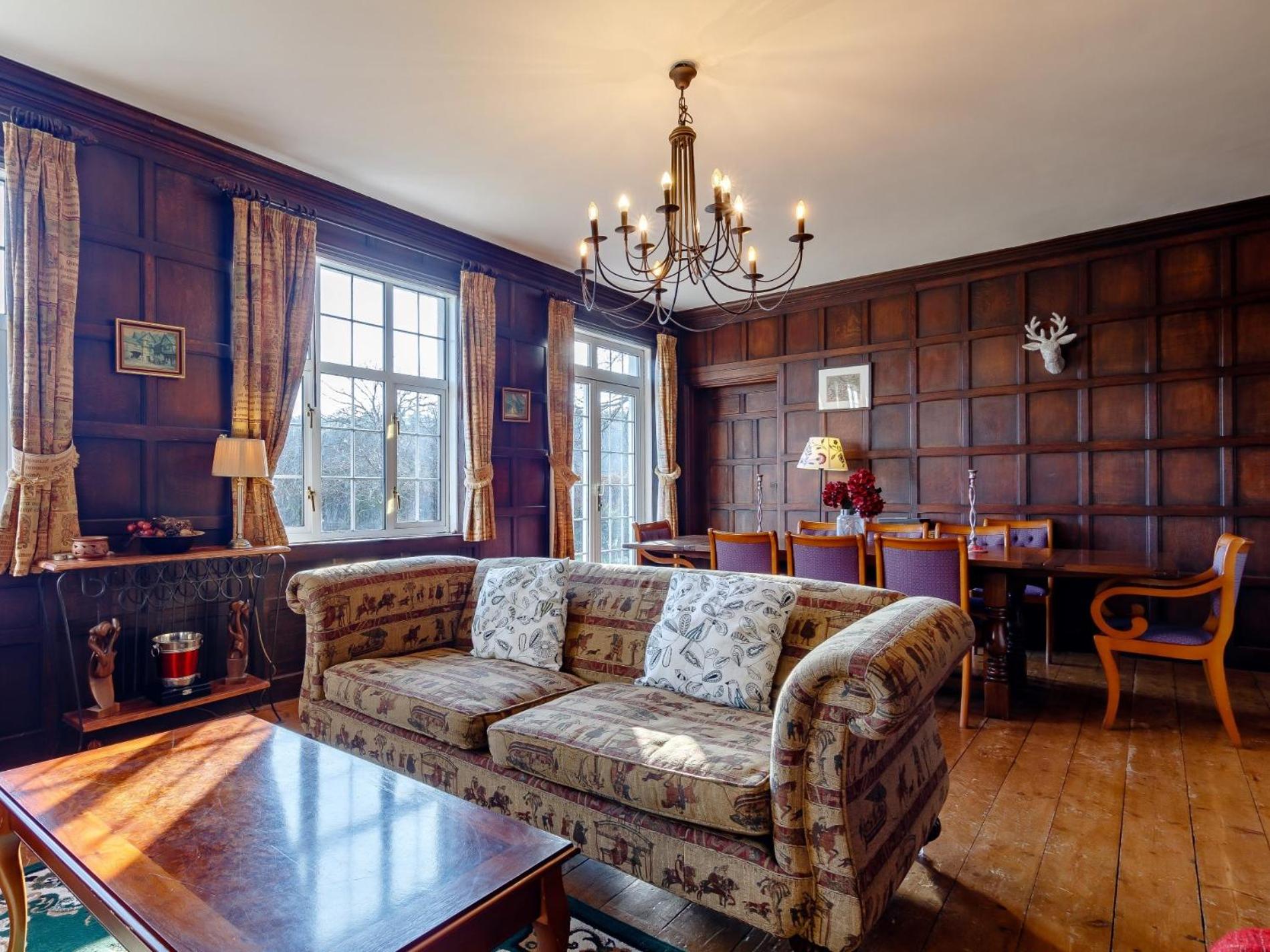 Seven-Bedroom House photo 1
