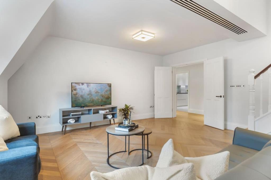 Three-Bedroom Apartment photo 1