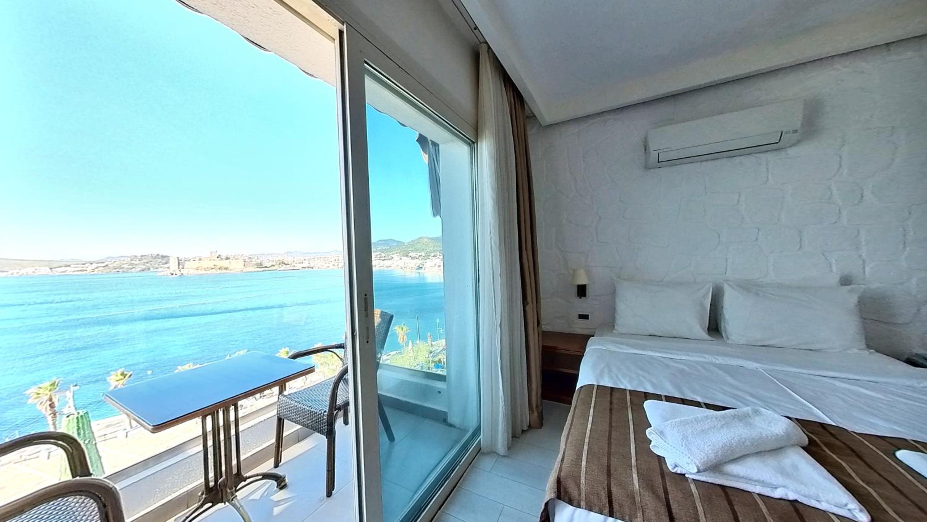 Deluxe Double Room with Balcony and Sea View - Photo 7